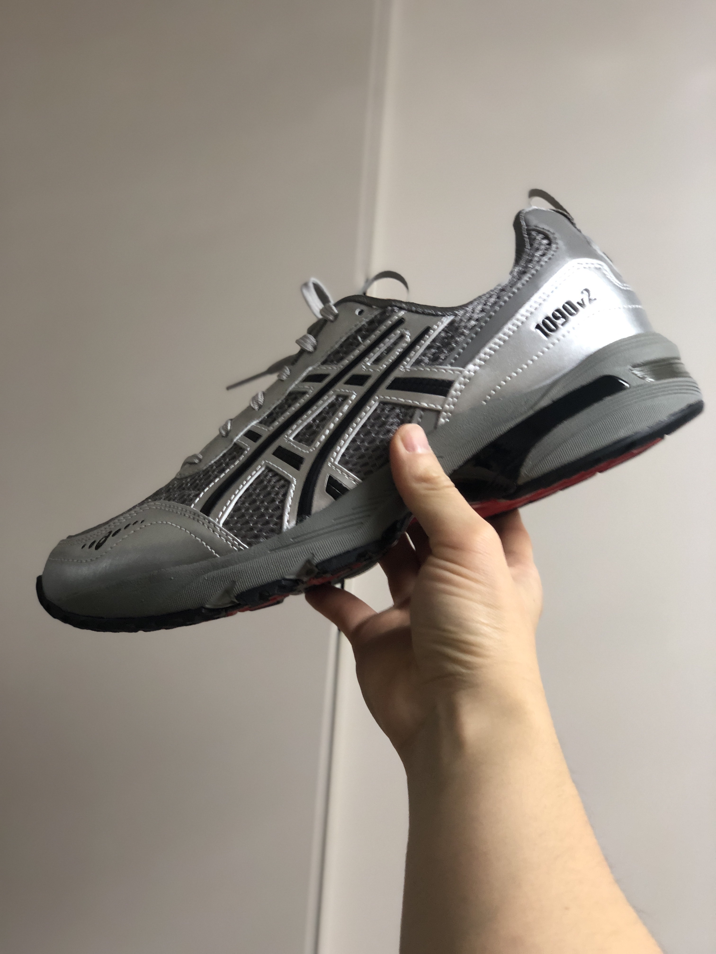 Asics x Freja Wewer Gel-1090 V2 Clay Grey Pure Silver 착용 스타일