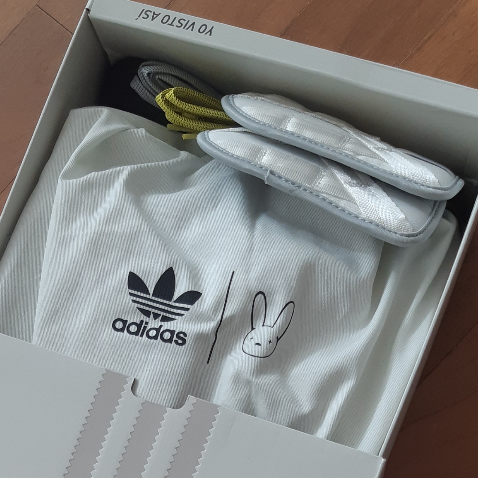 Adidas x Bad Bunny Forum Low Cloud White Clear Onix 착용 스타일 - 3