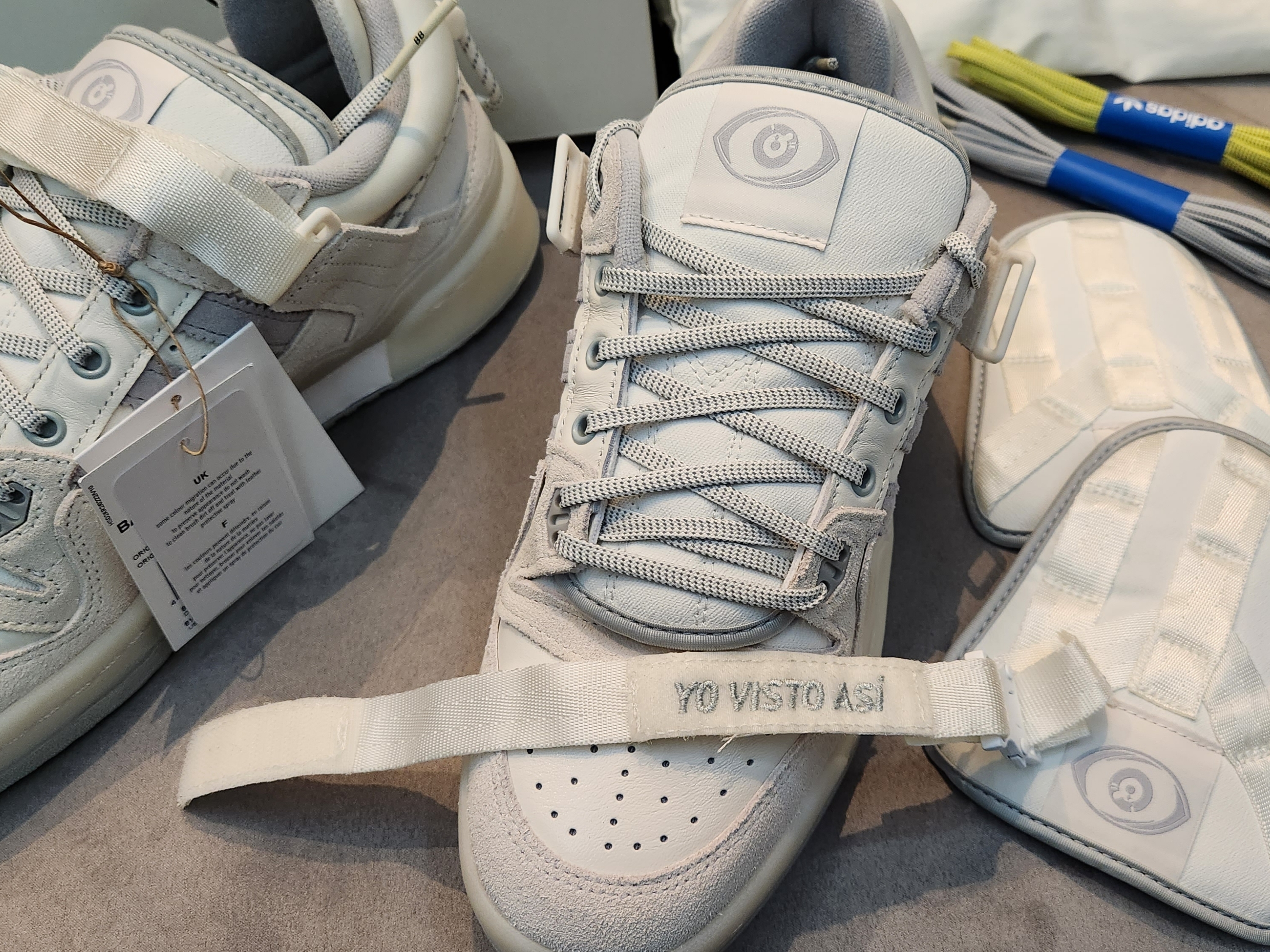Adidas x Bad Bunny Forum Low Cloud White Clear Onix 착용 스타일 - 3