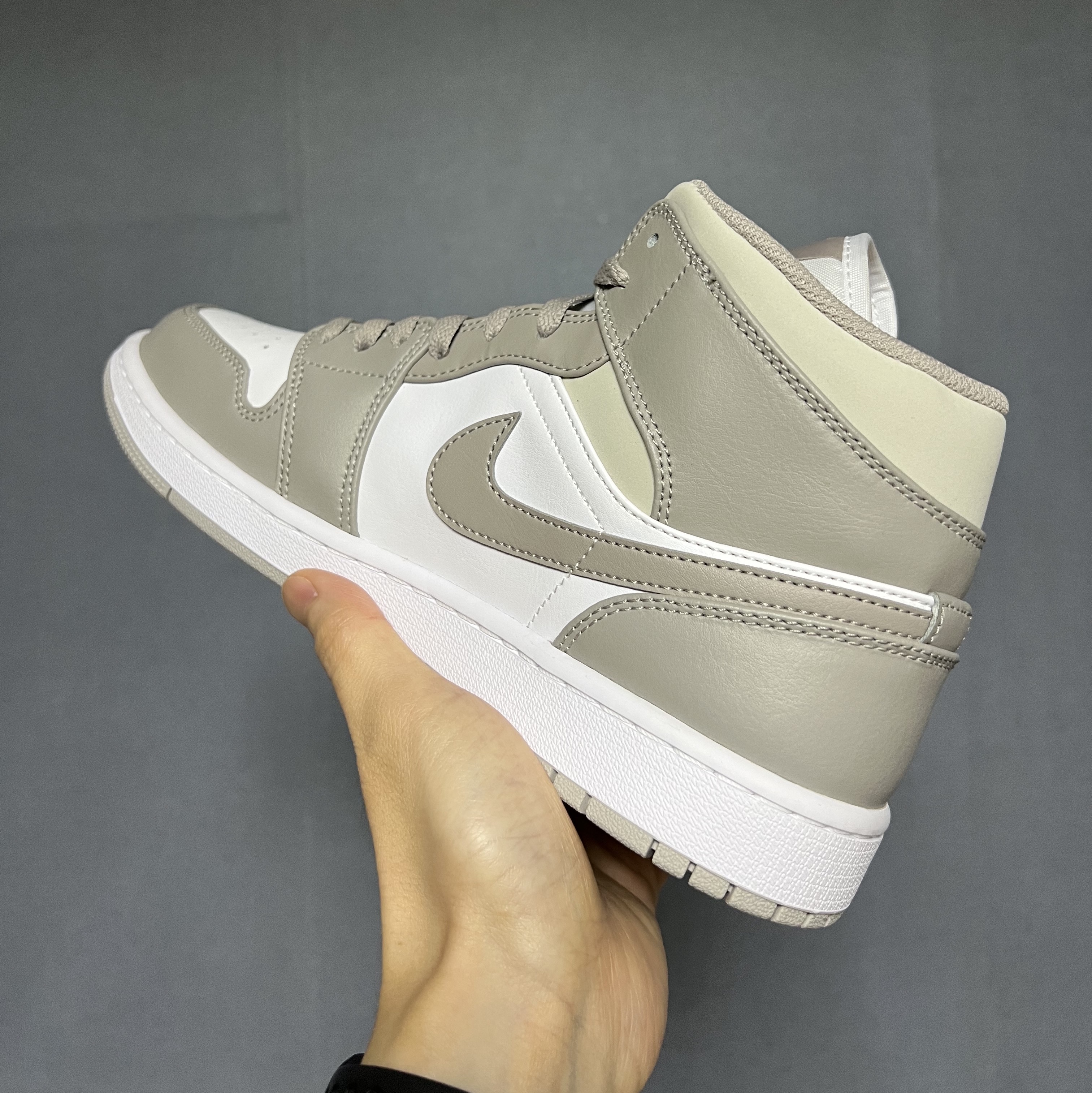 Jordan 1 Mid College Grey 착용 스타일 - 2