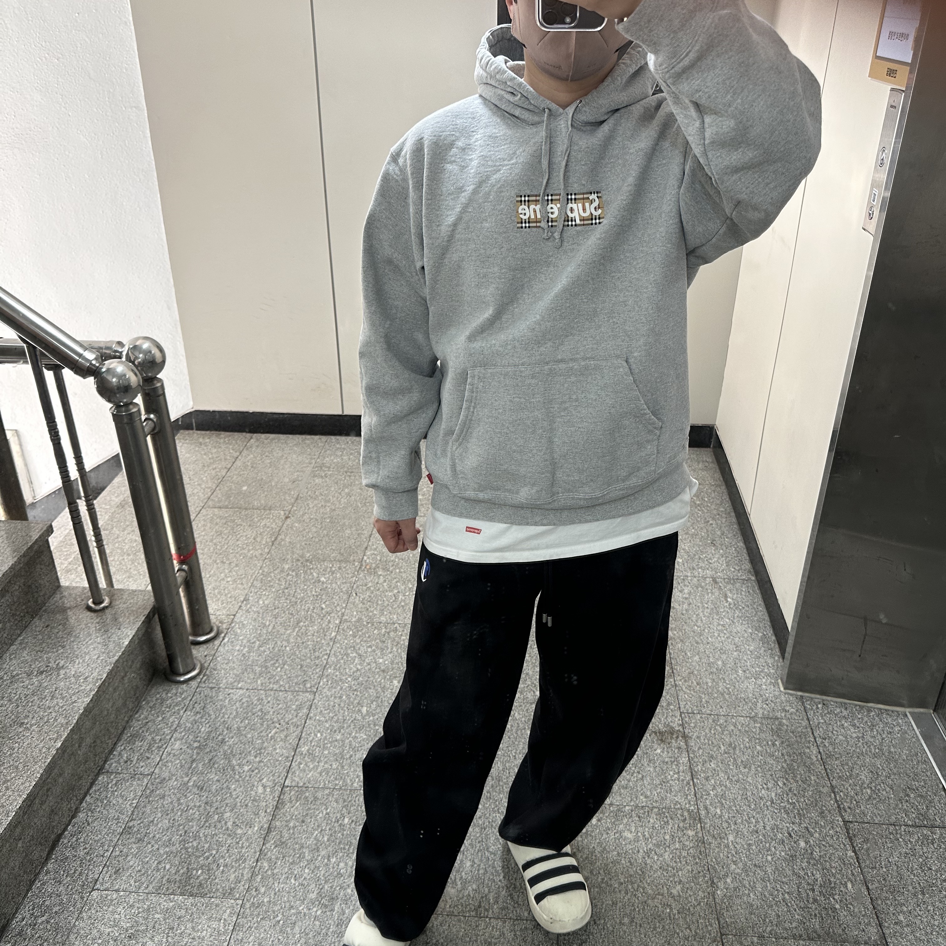 Supreme x Burberry Box Logo Hooded Sweatshirt Heather Grey - 22SS, Supreme Hanes Tagless T-Shirt White (3 Pack) 착용 스타일