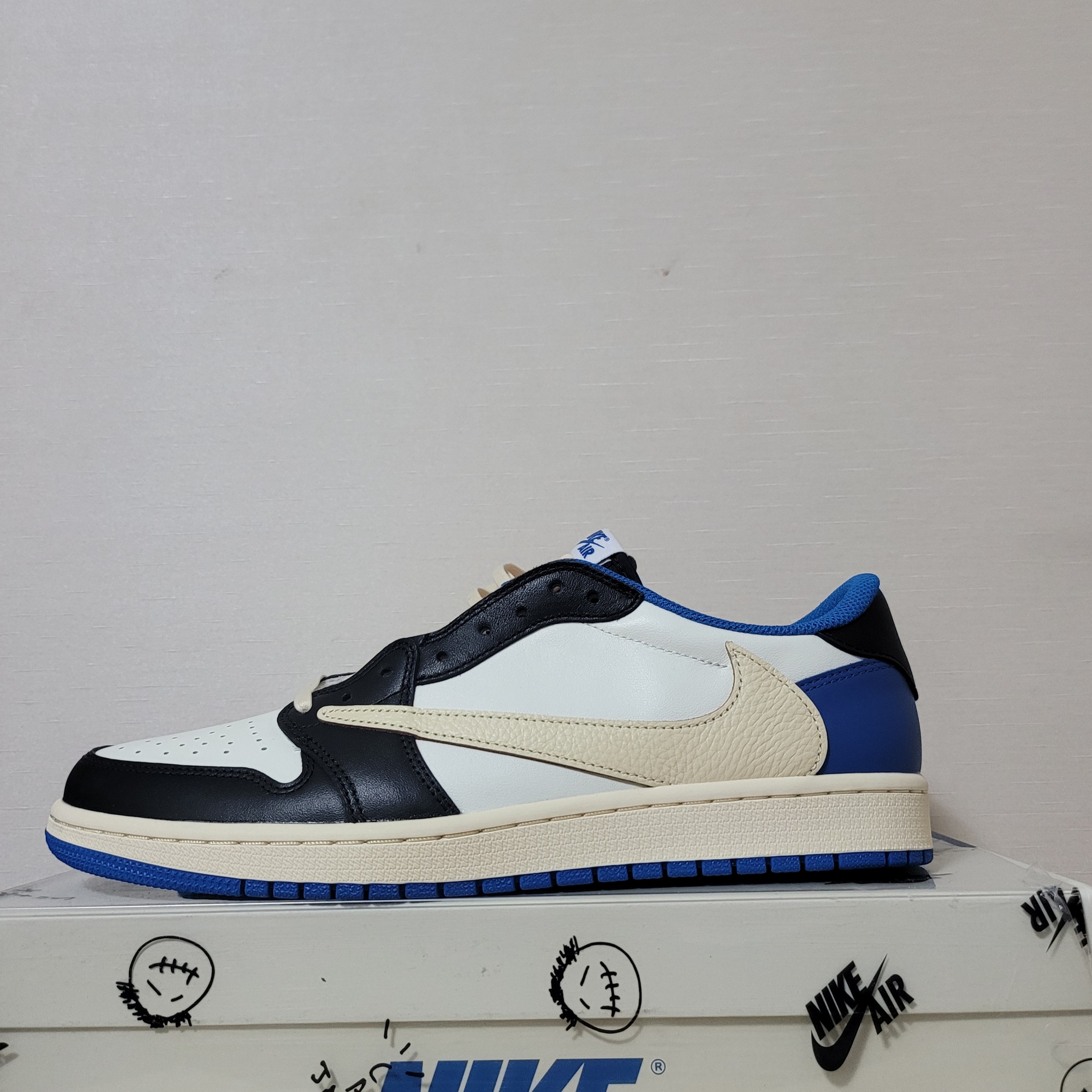Jordan 1 x Travis Scott x Fragment Retro Low OG SP Military Blue 착용 스타일
