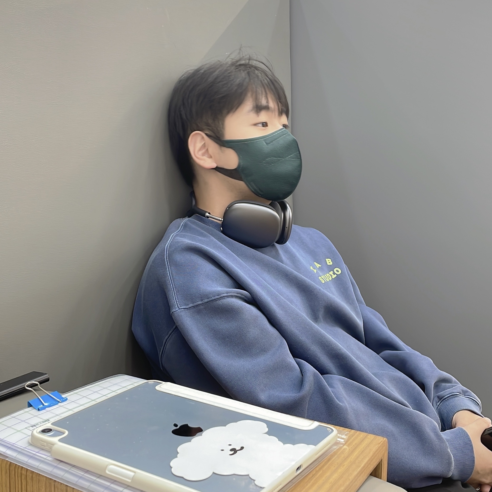Apple AirPods Max Lightning Space Gray (Korean Ver.), IAB Studio Pigment Sweatshirt Navy 착용 스타일 - 1
