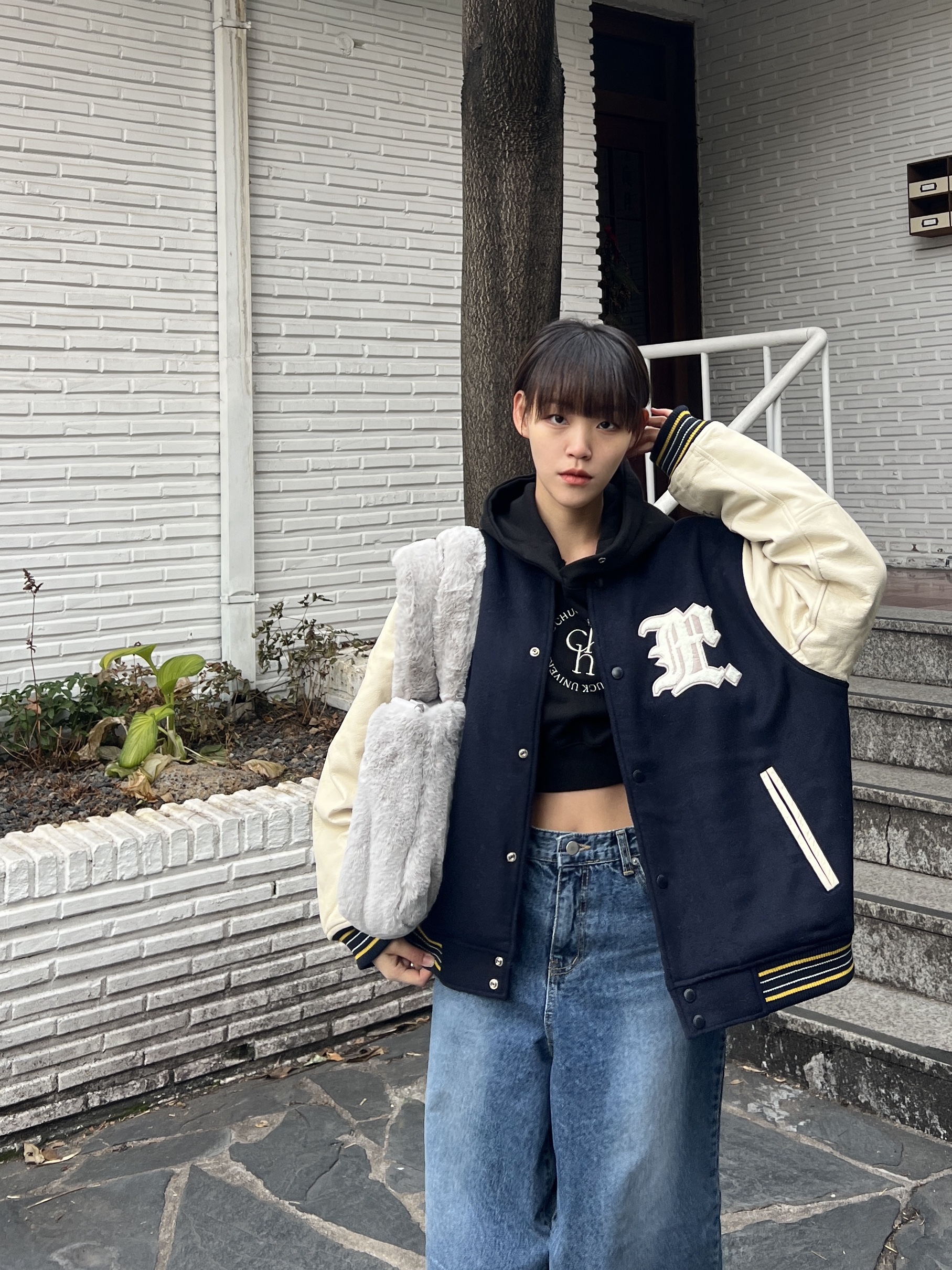 Nike NSW Faux Fur Tote Bag Light Iron Ore 착용 스타일 - 3