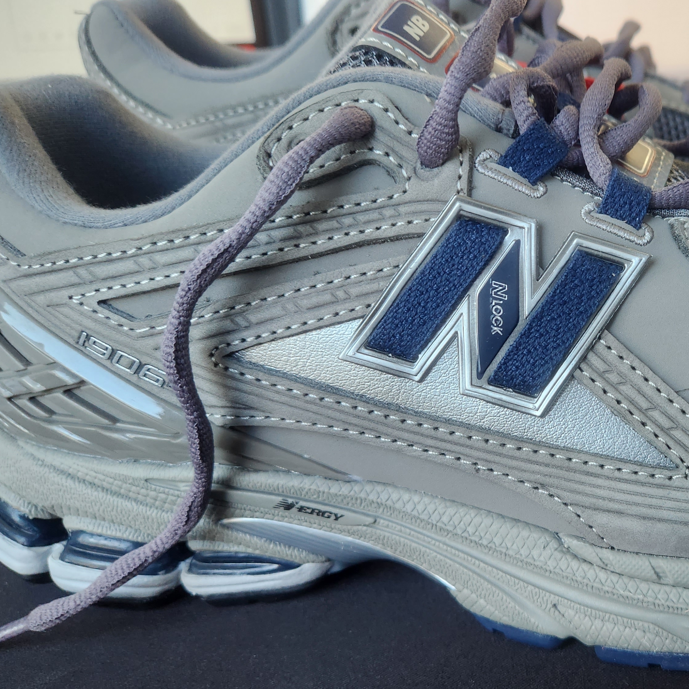 New Balance 1906R Charcoal Grey 착용 스타일