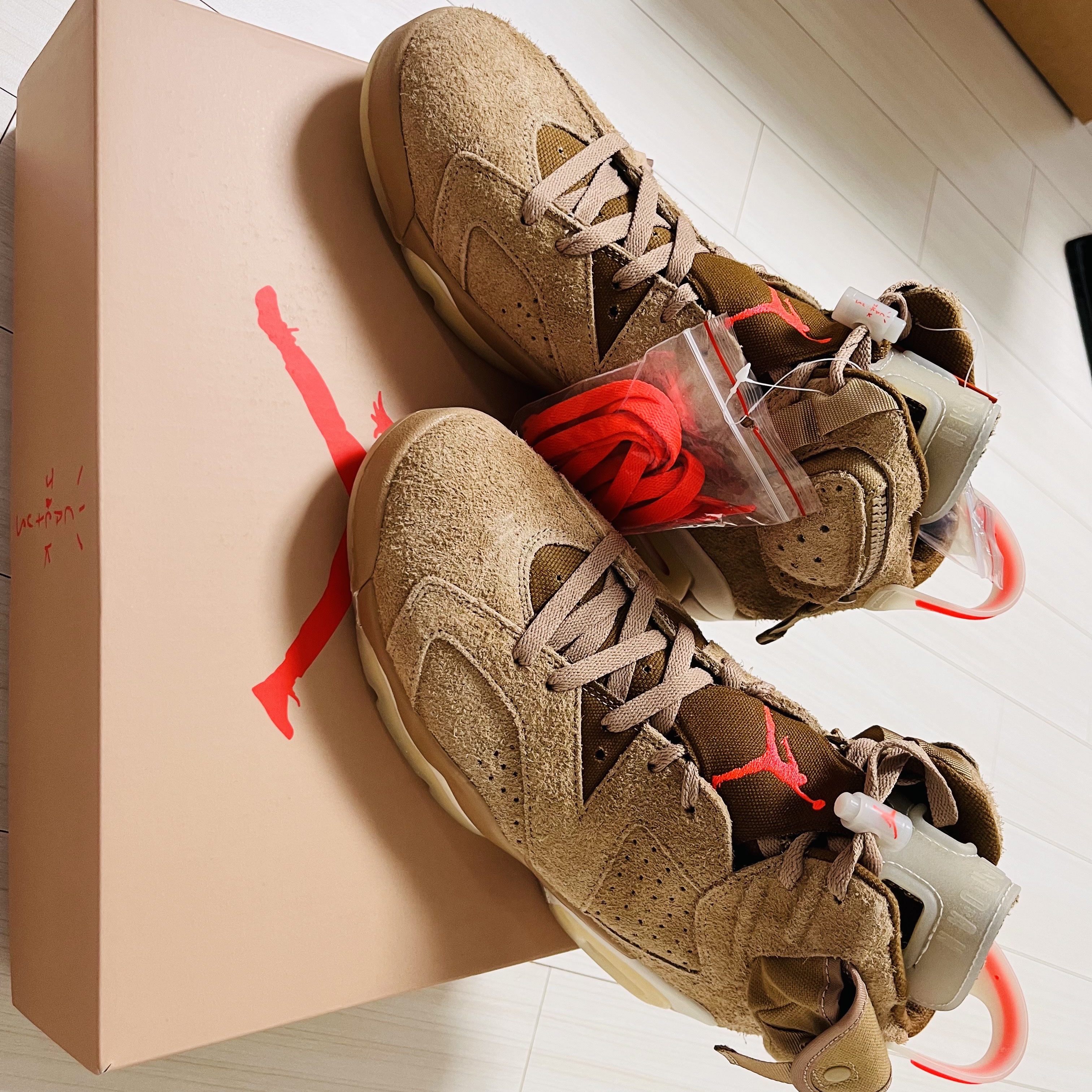 Jordan 6 x Travis Scott Retro SP British Khaki 착용 스타일 - 3