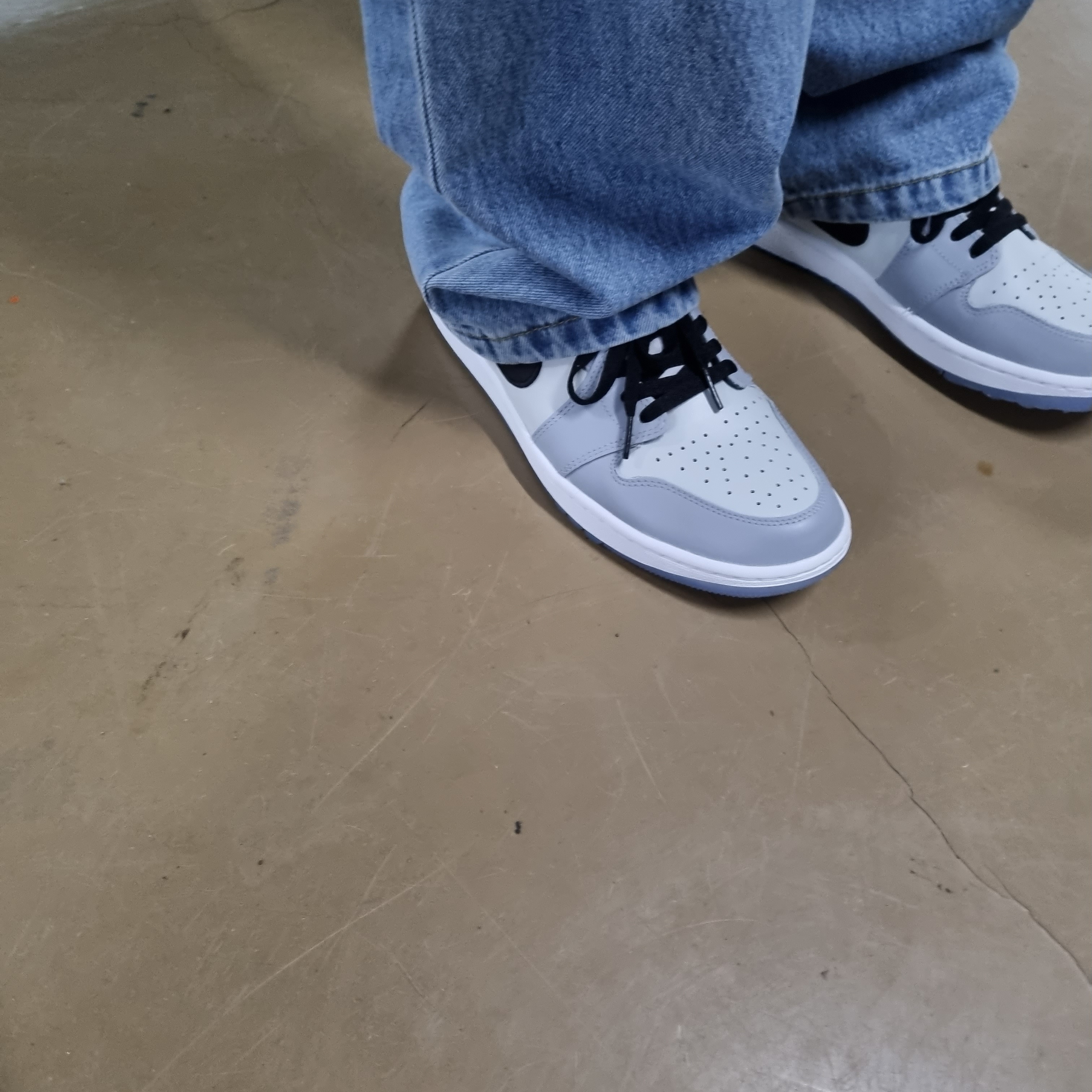 Jordan 1 Low Golf Wolf Grey 착용 스타일 - 1