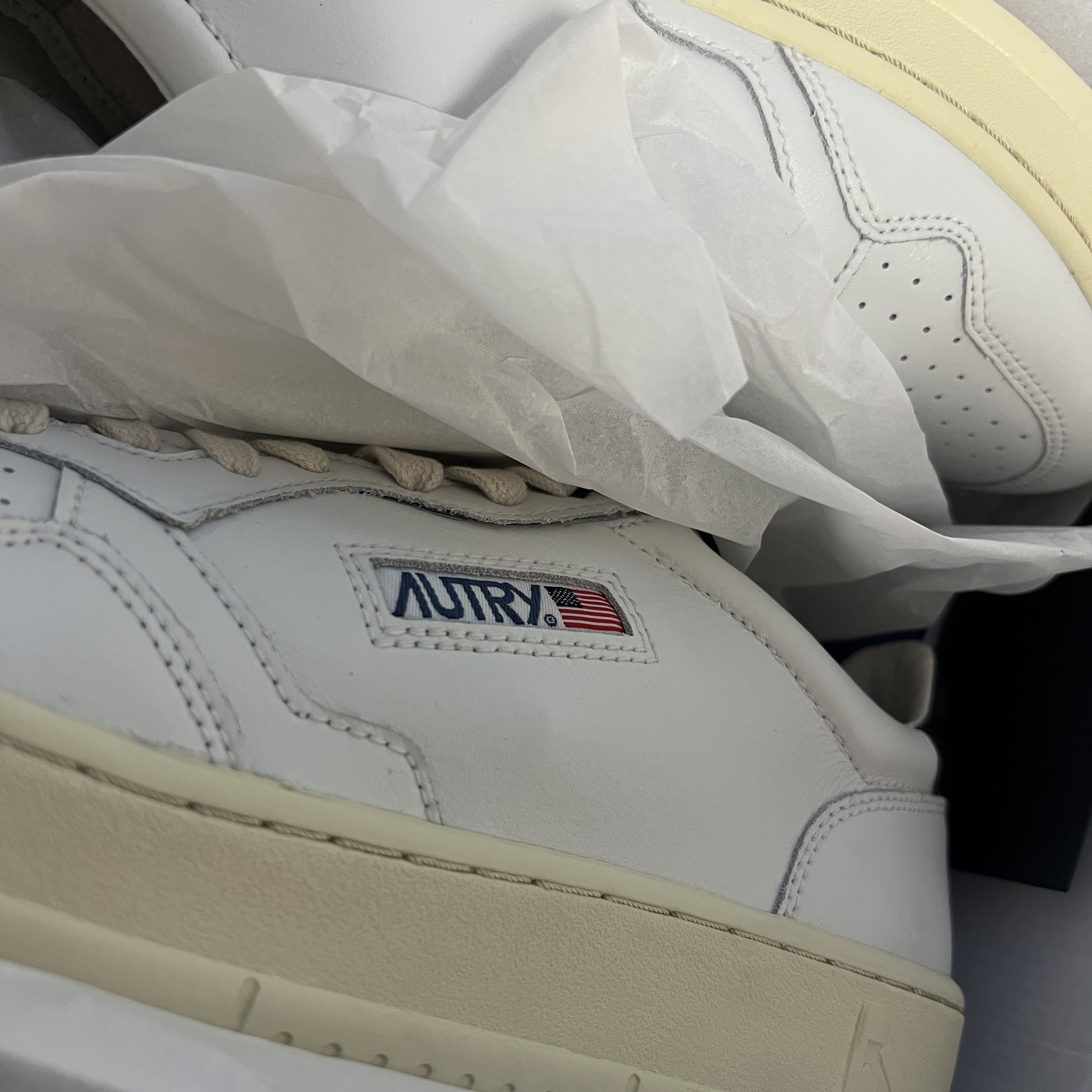 Autry Medalist Low Leather Sneakers White Black 착용 스타일