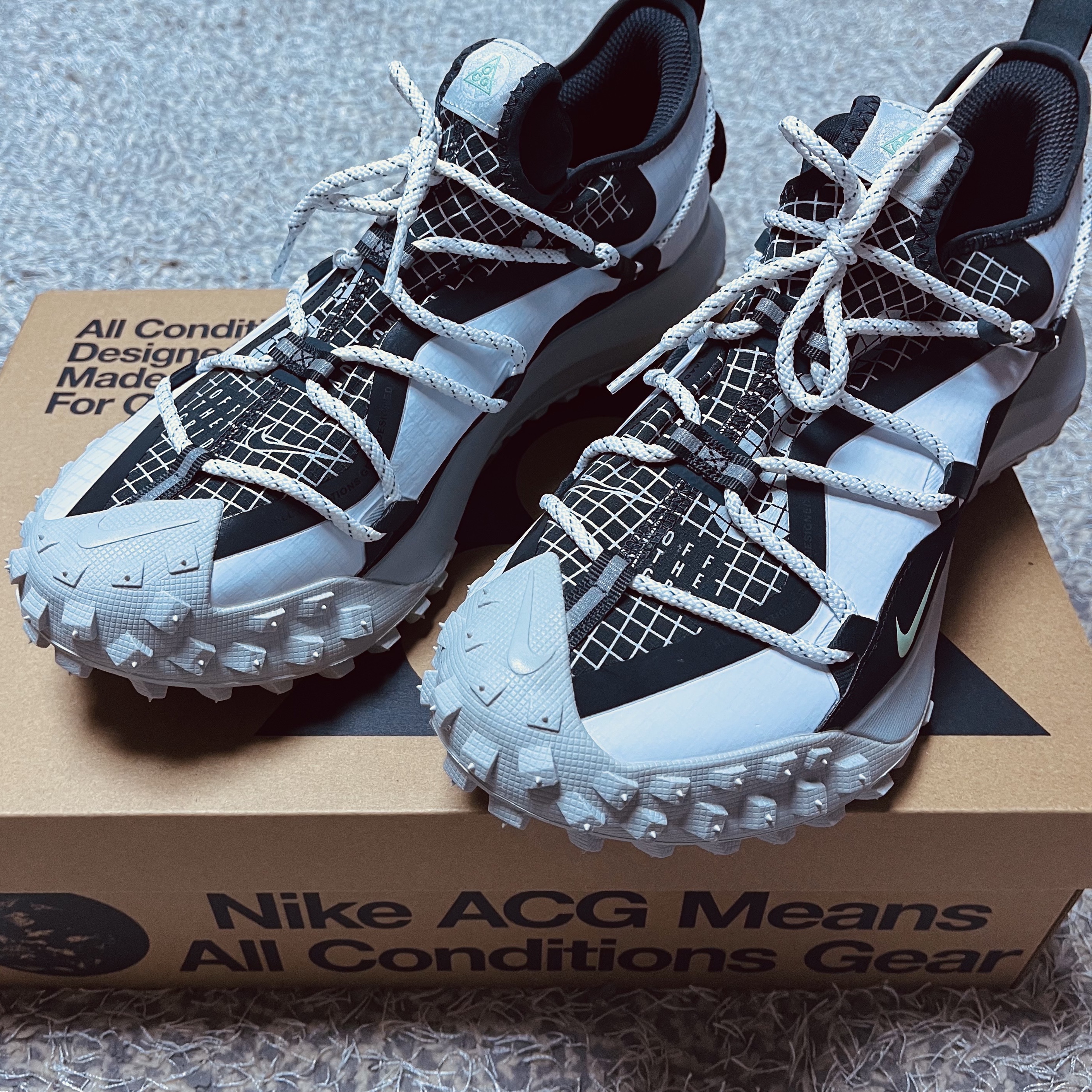 Nike ACG Mountain Fly Low SE White and Black 착용 스타일