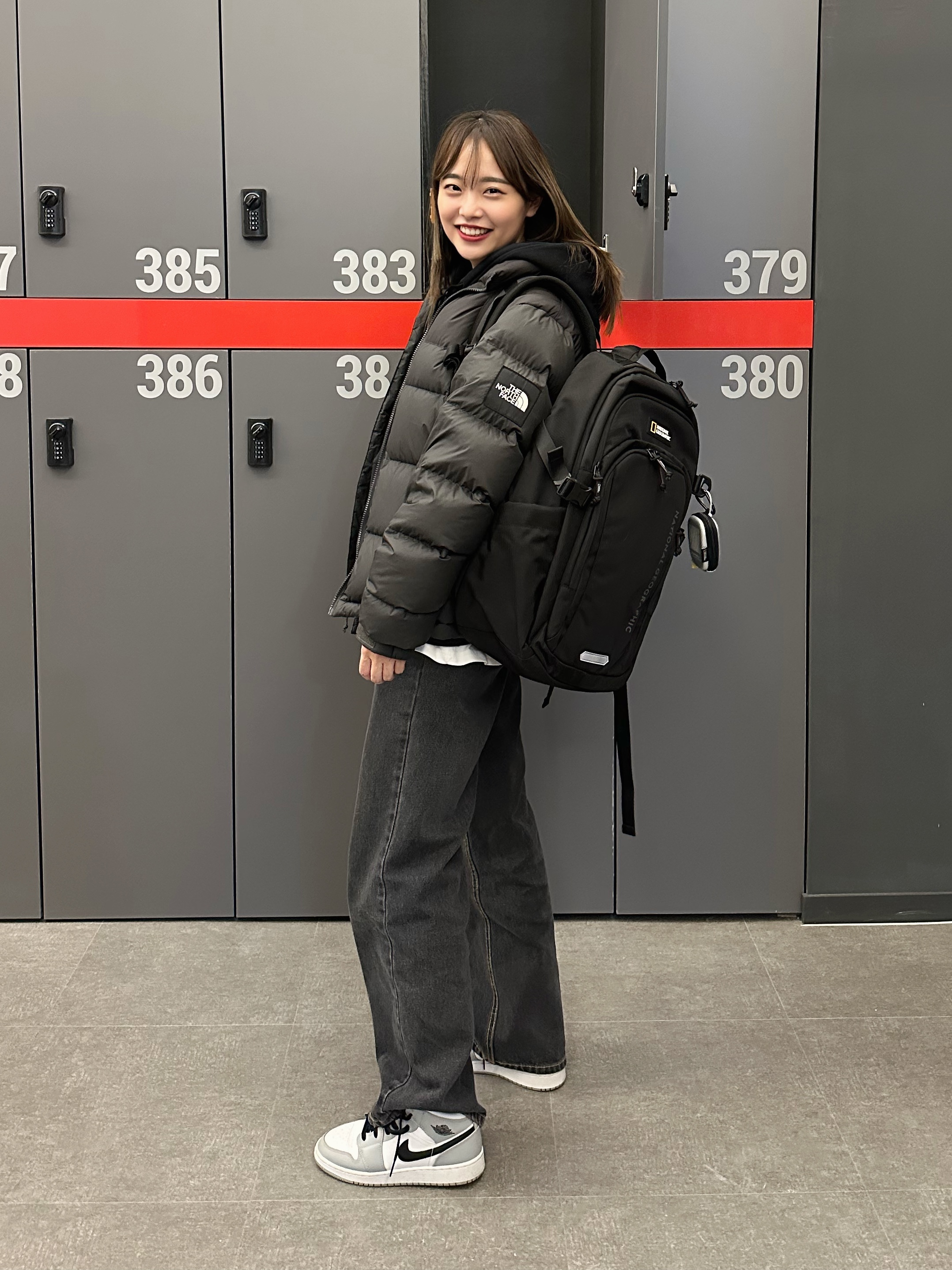 The North Face 1992 Nuptse Jacket Charcoal, Jordan 1 Mid Light Smoke Grey 착용 스타일 - 1