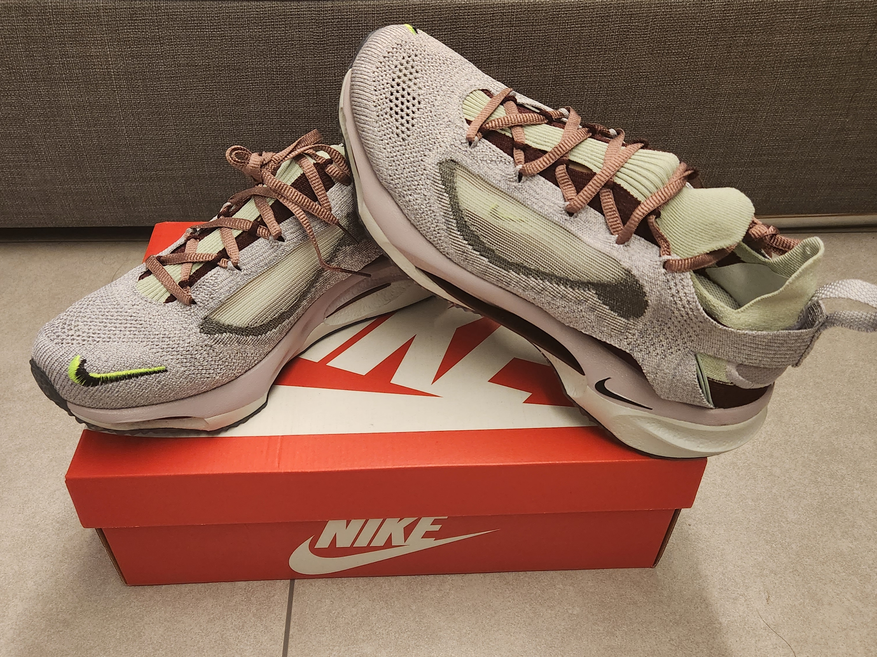 Nike Spark Flyknit Burgundy Crush and Racer Blue 착용 스타일