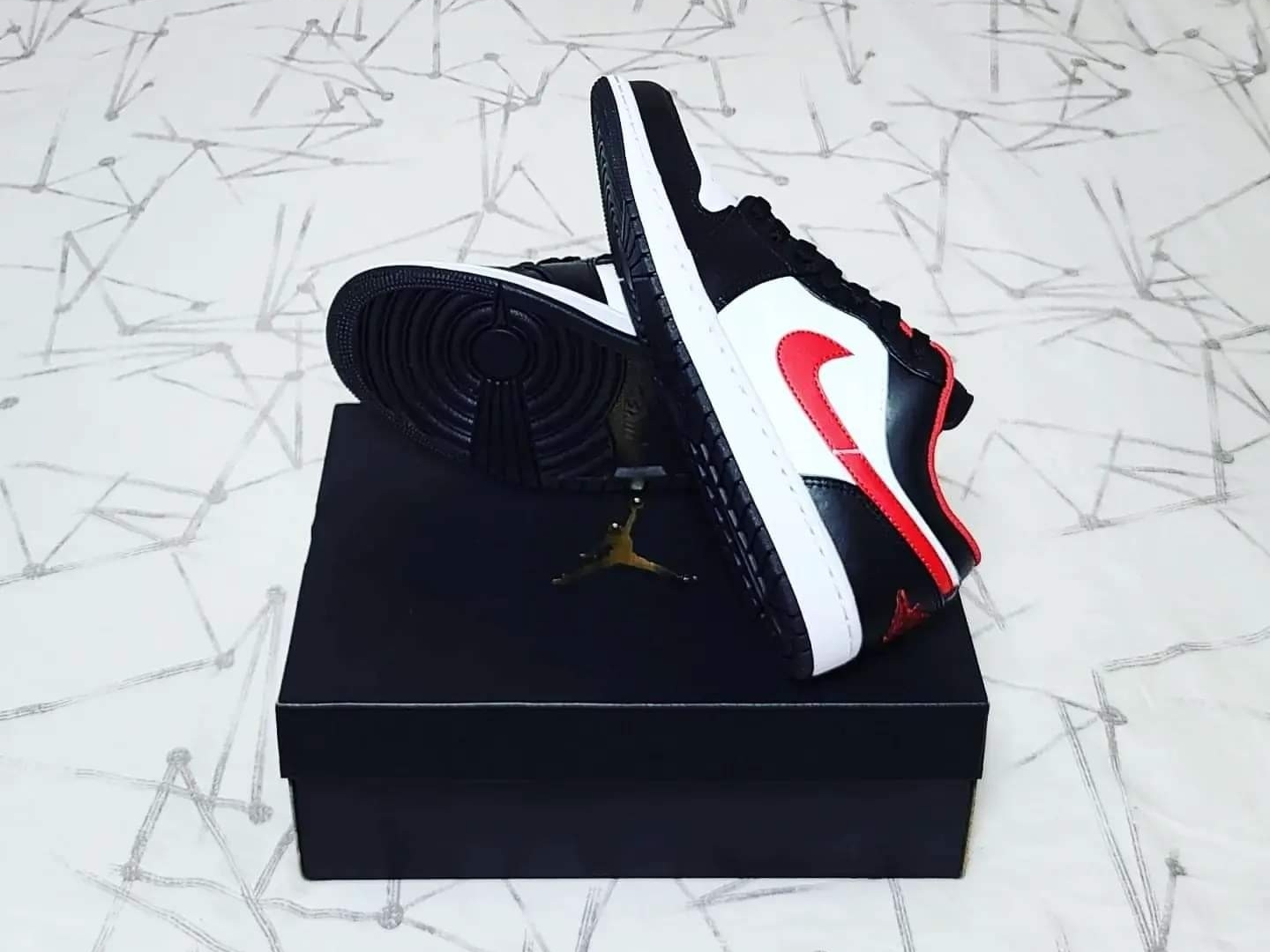Jordan 1 Low Black Fire Red 착용 스타일 - 4