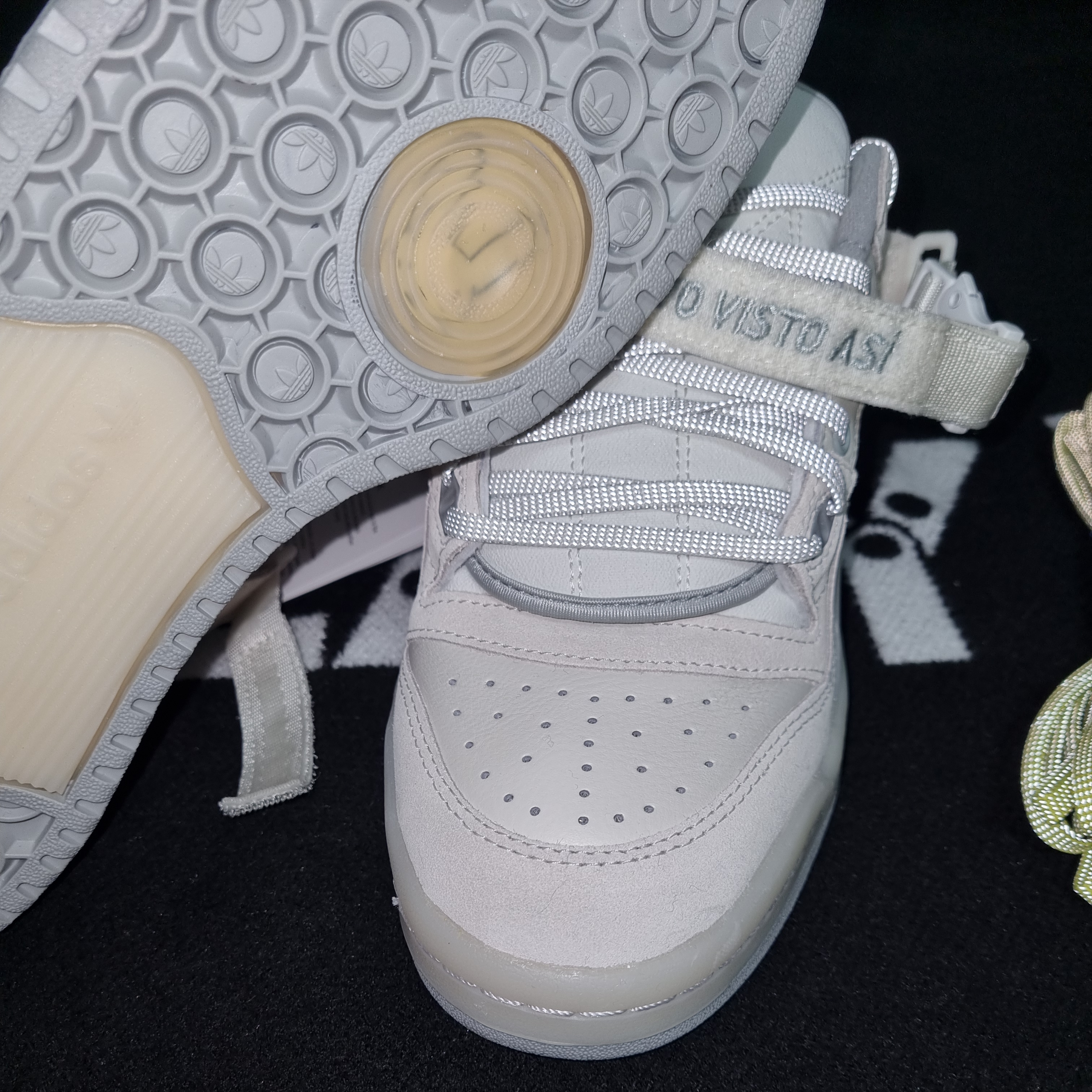 Adidas x Bad Bunny Forum Low Cloud White Clear Onix 착용 스타일 - 1