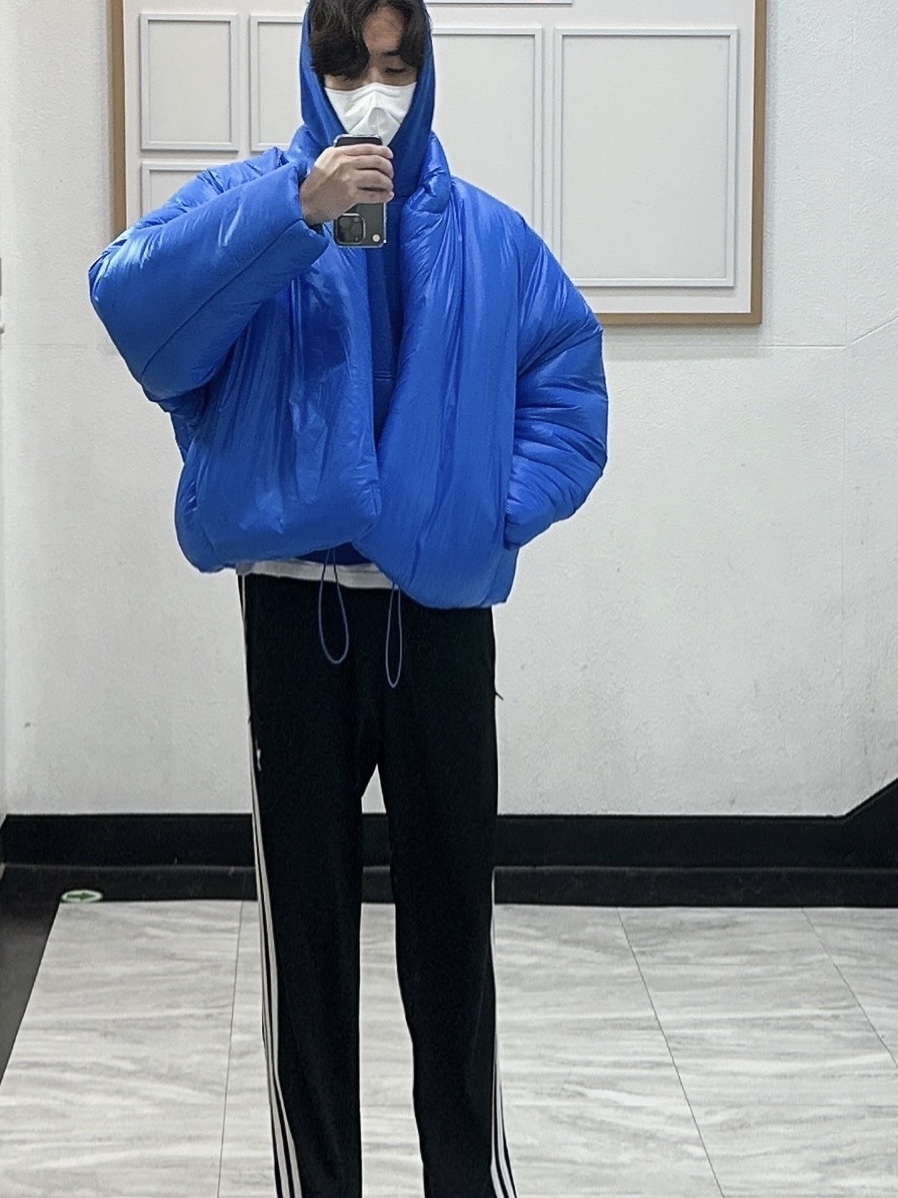 Yeezy Gap Round Jacket Blue 착용 스타일