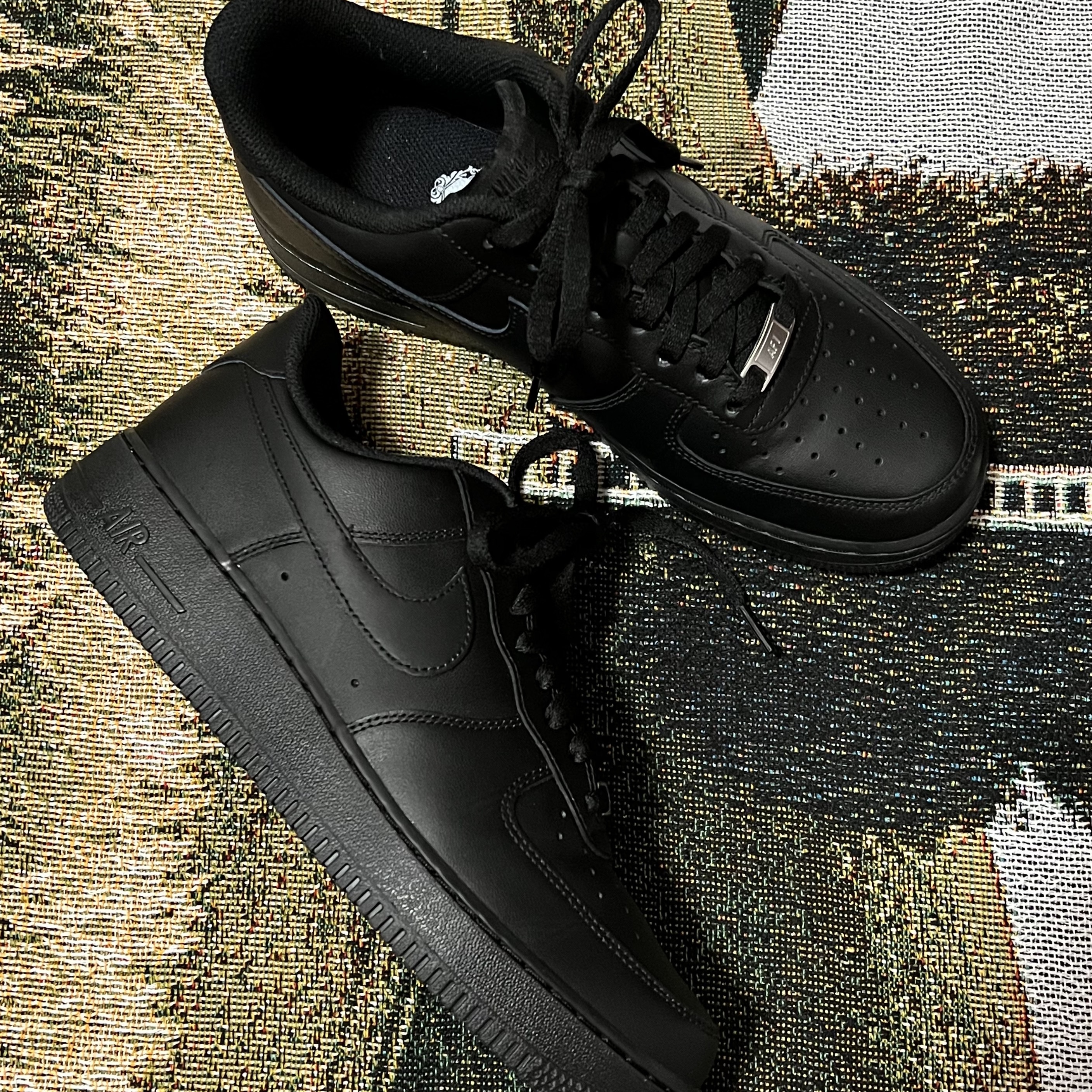 Nike Air Force 1 '07 Low Triple Black 착용 스타일 - 3