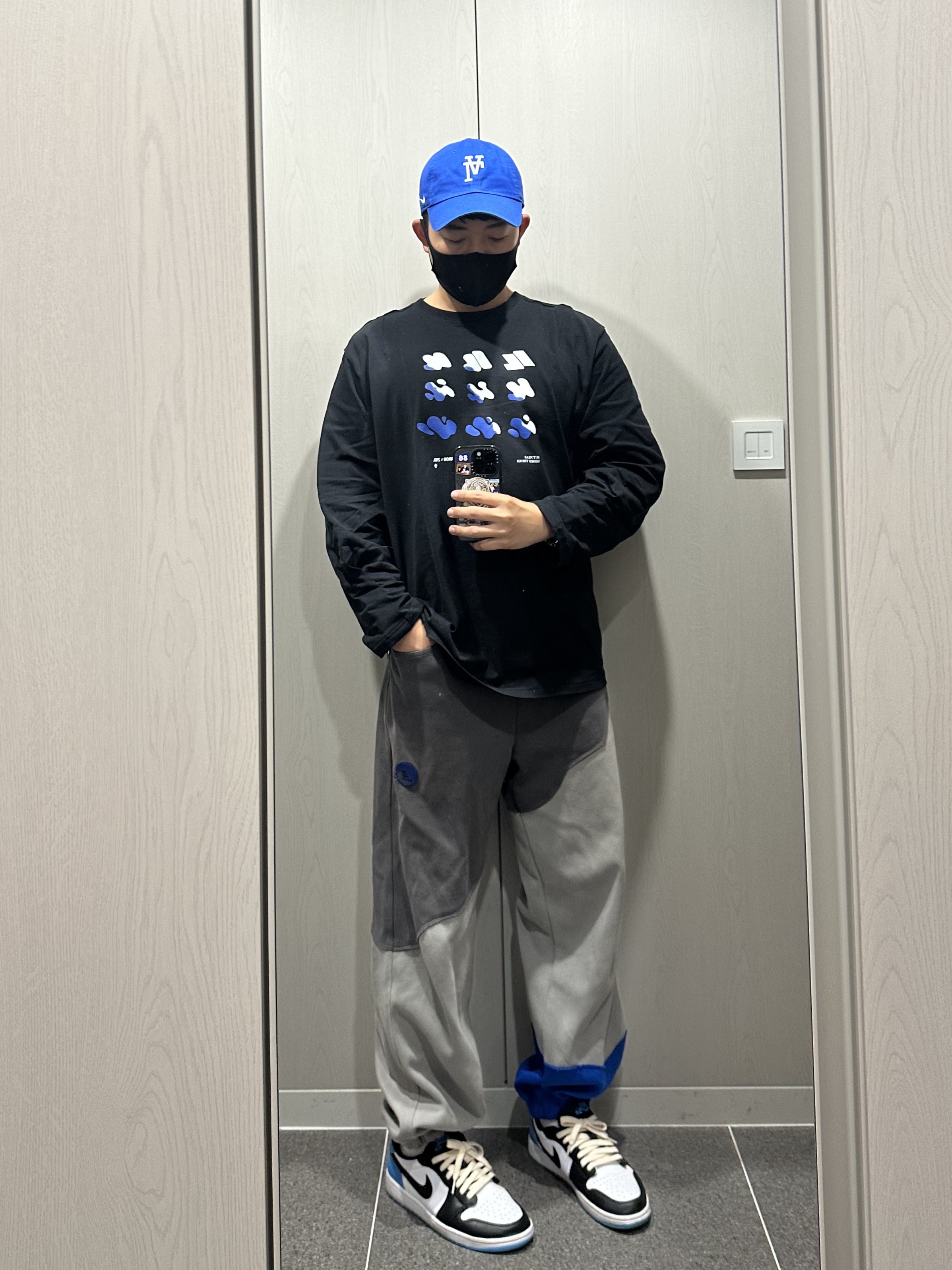 Zara x Ader Error Patch Jogger Pants Dark Anthracite Grey, Zara x Ader Error Graphic Long Sleeve T-Shirt Black 착용 스타일