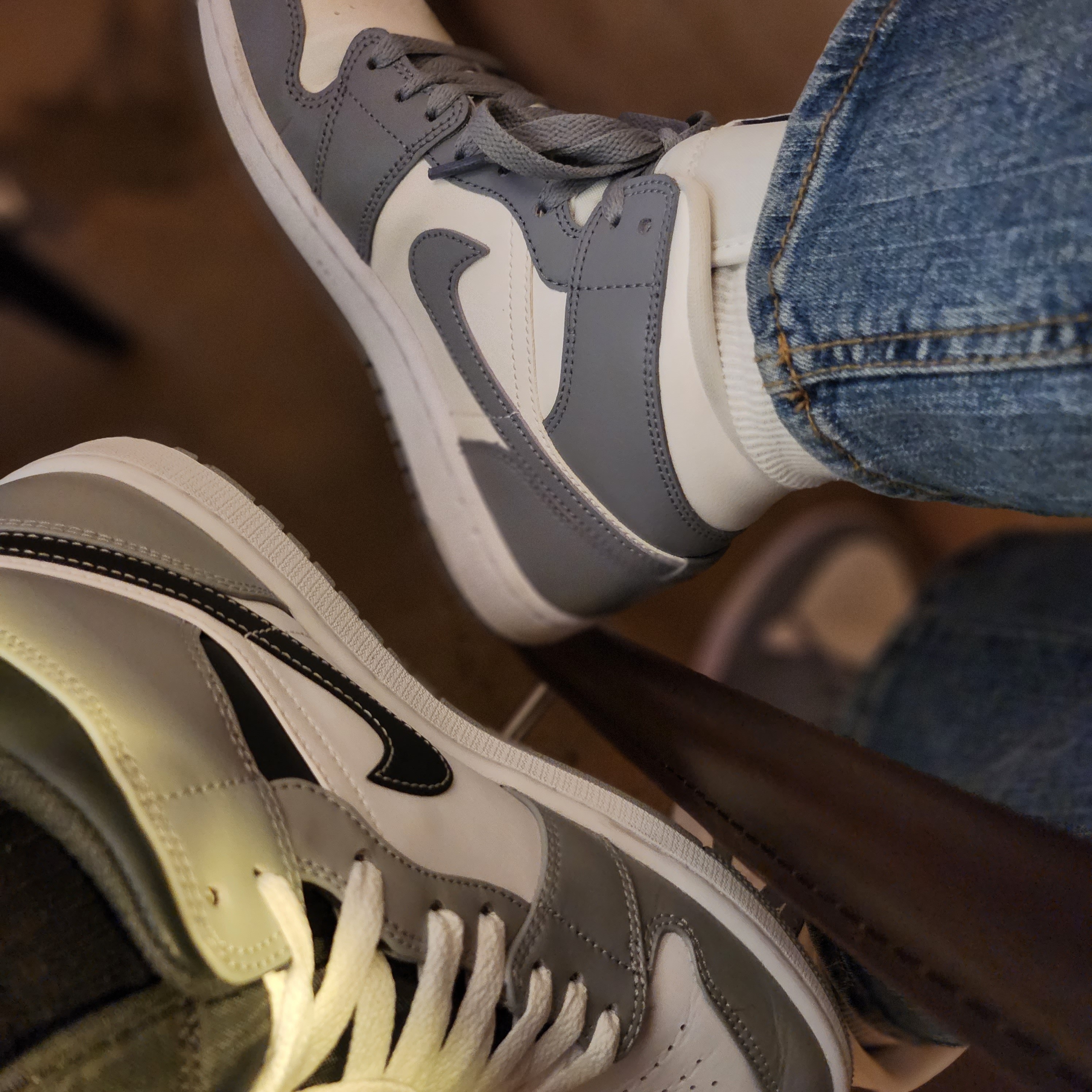 Jordan 1 Mid Light Smoke Grey Anthracite, (W) Jordan 1 Mid Sail Stealth 착용 스타일 - 1