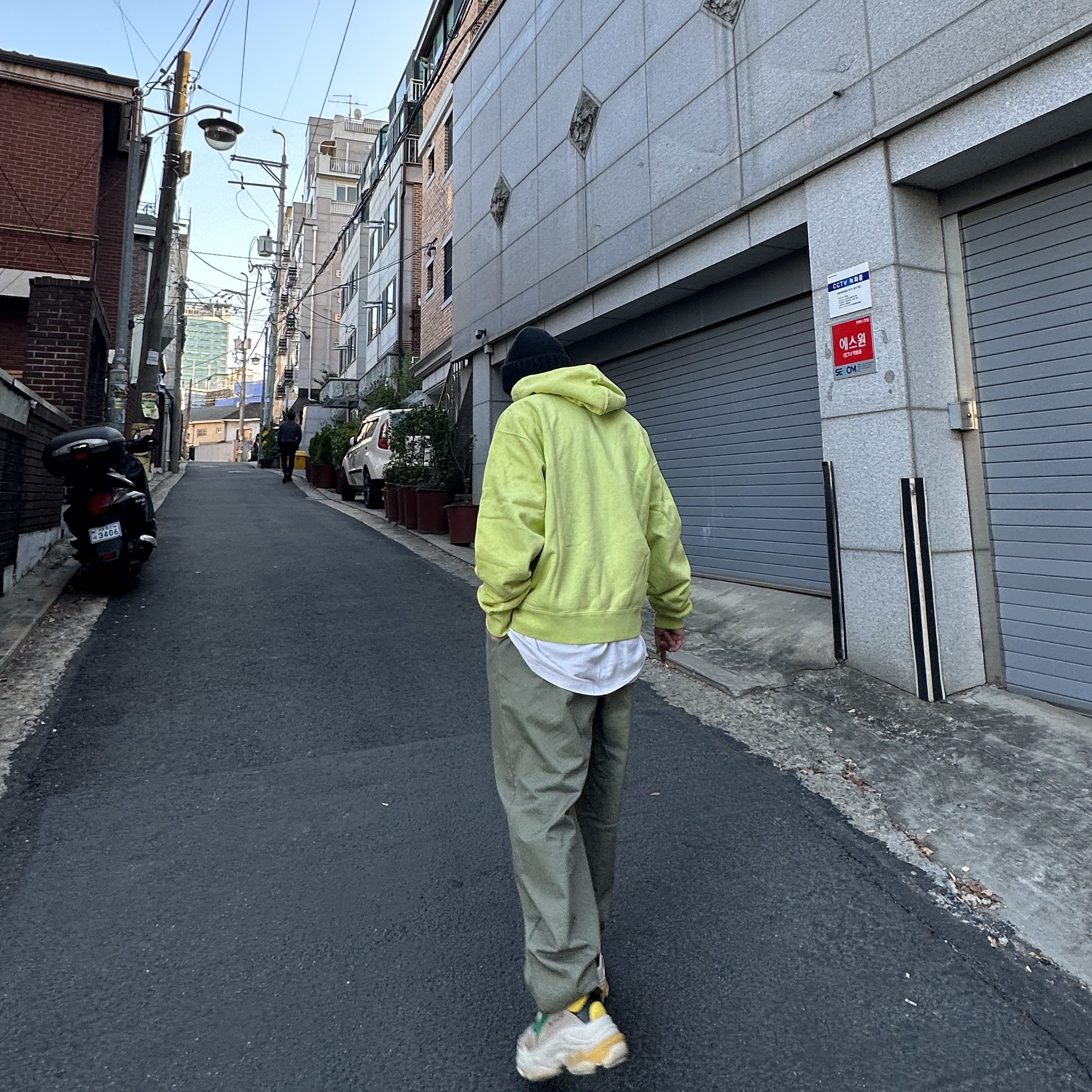 Supreme Gradient Stripe Beanie Solid Black - 21FW, Nike x Stussy NRG RA Washed Pullover Hoodie Volt (DM1021-702) 착용 스타일 - 3