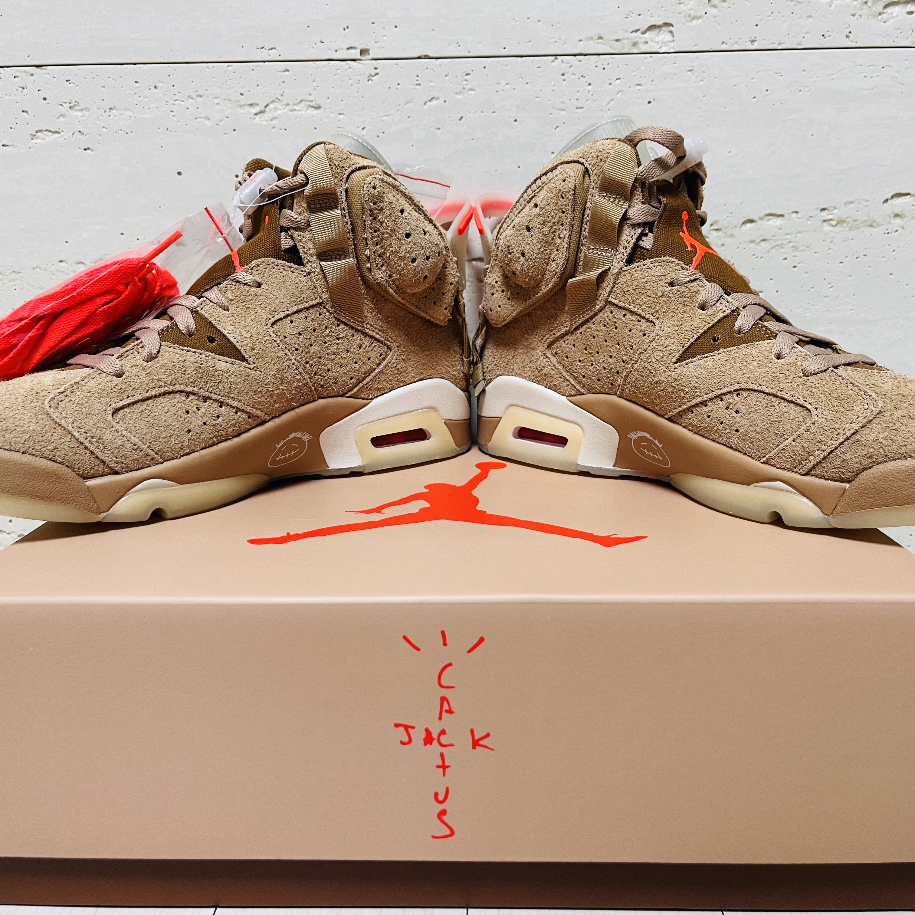 Jordan 6 x Travis Scott Retro SP British Khaki 착용 스타일 - 1