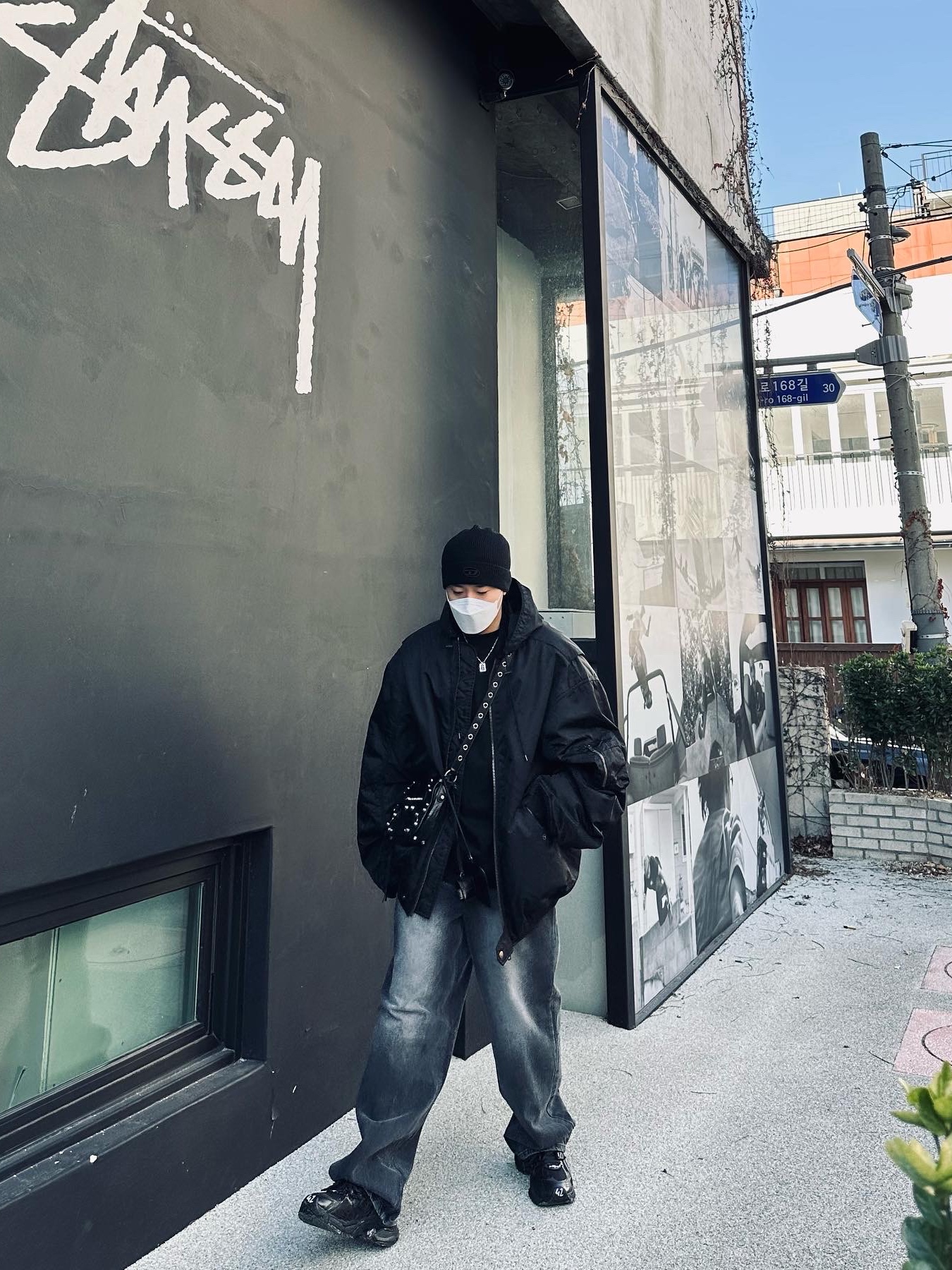Balenciaga Runner Sneakers Black, Balenciaga Rhinestones Crocodile Embossed Le Cagole XS Shoulder Bag Black 착용 스타일 - 1