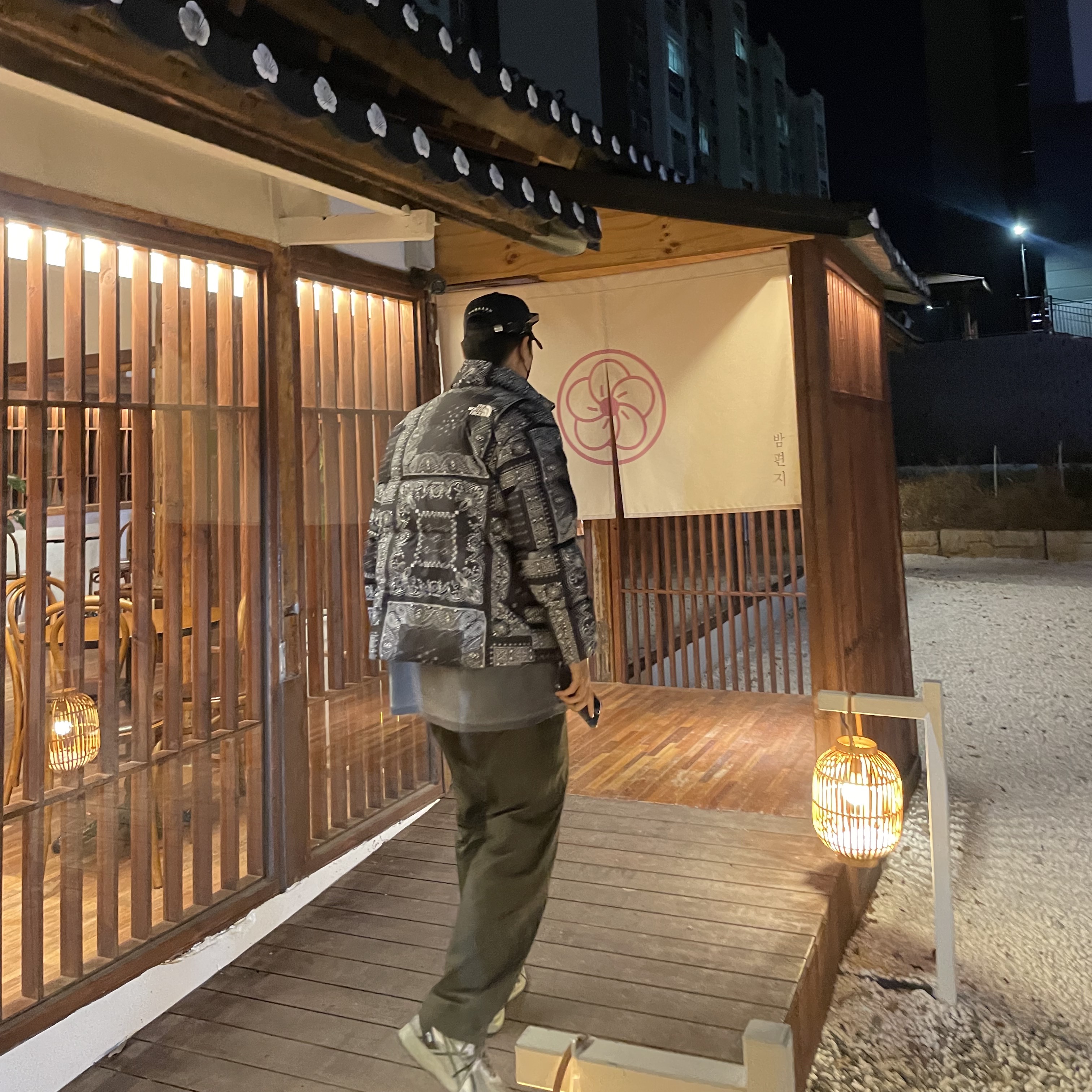 Darkr8m Studio x All Eyes Down Daejeon White Logo Cap, The North Face Lofty Down Jacket Black 착용 스타일