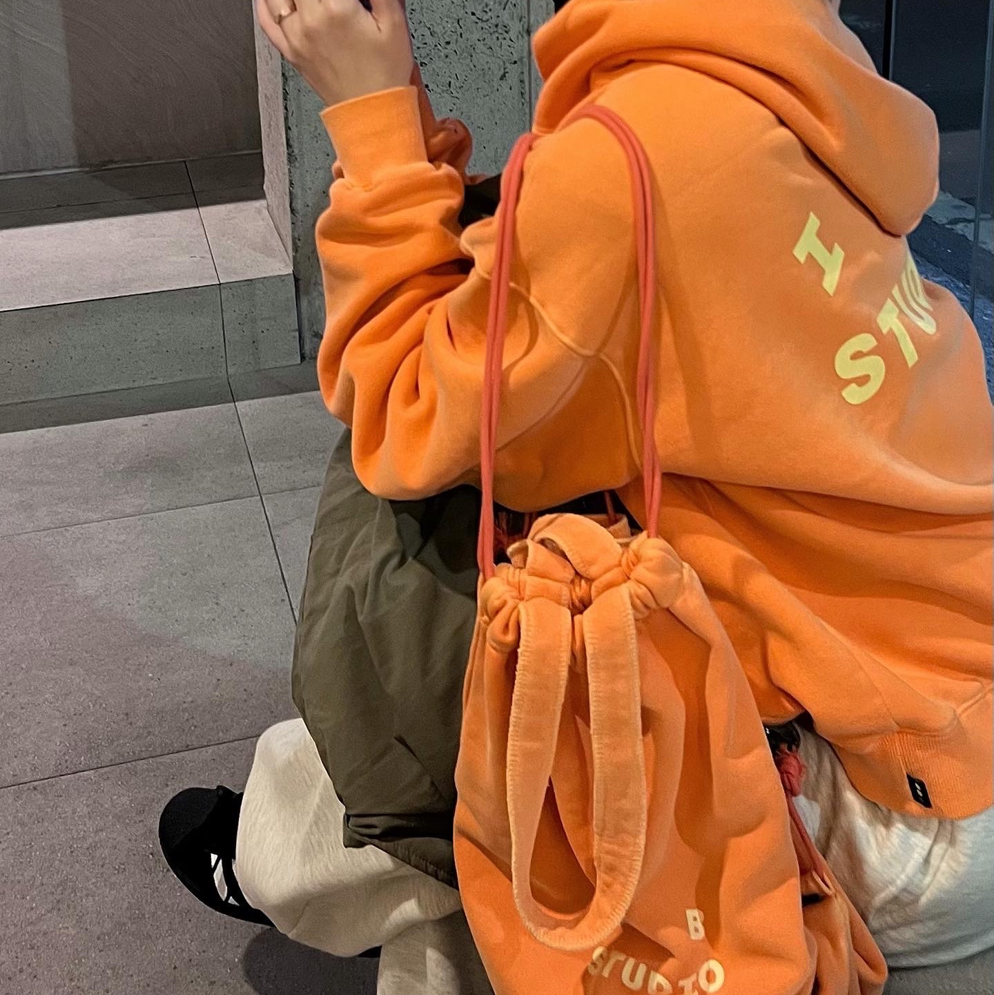 IAB Studio Pigment Hoodie & Sack Salmon 착용 스타일 - 1