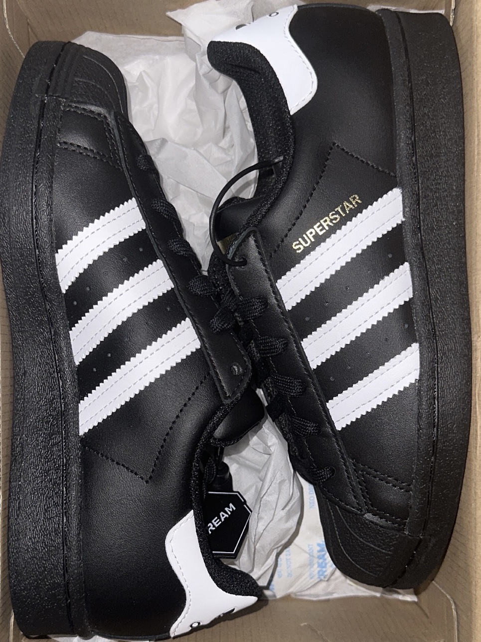 Adidas Superstar Core Black White 착용 스타일