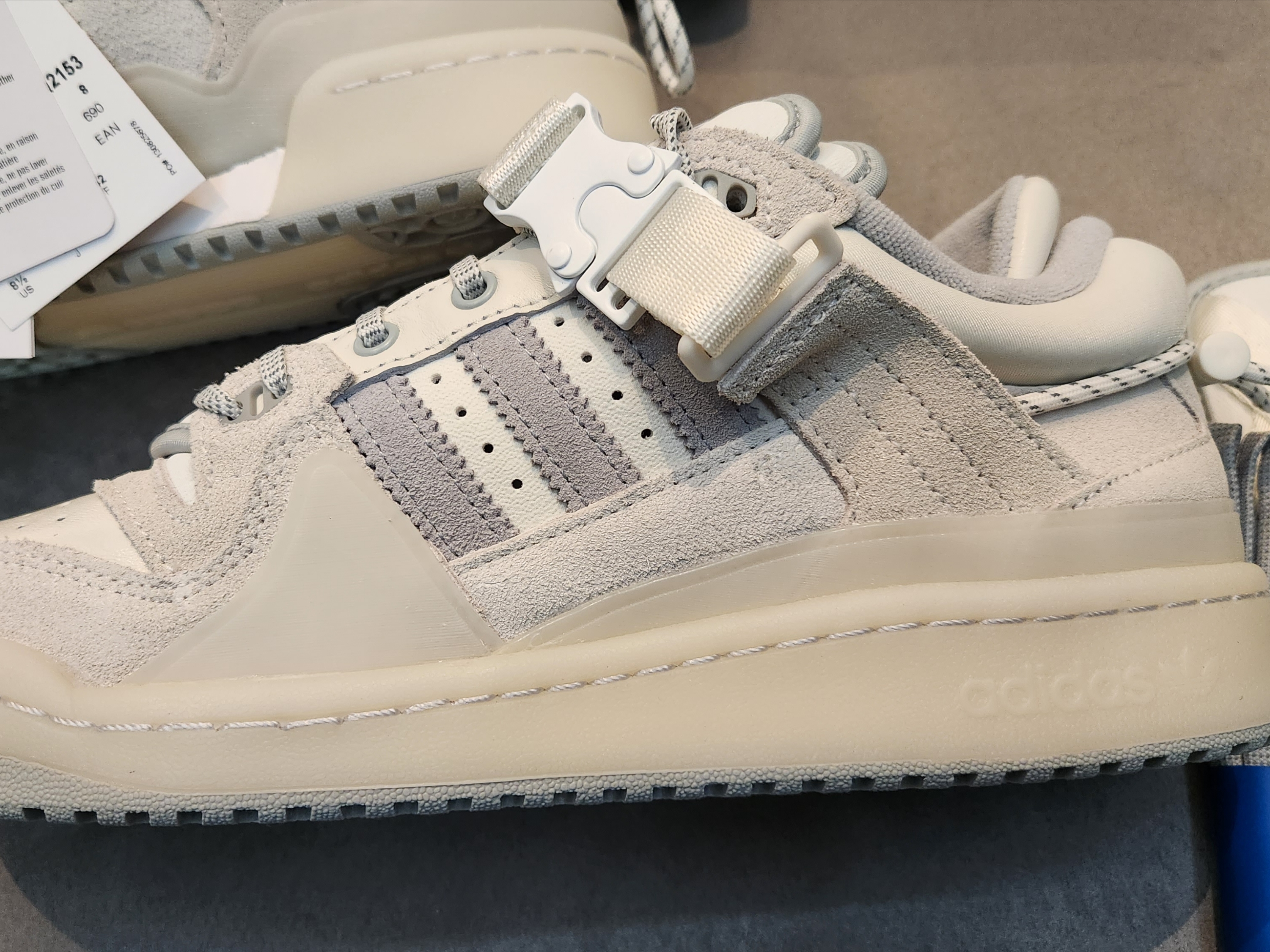 Adidas x Bad Bunny Forum Low Cloud White Clear Onix 착용 스타일 - 2