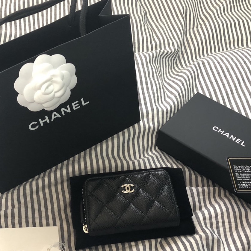 Chanel Classic Zipped Coin Purse Grained Calfskin & Silver Black 착용 스타일