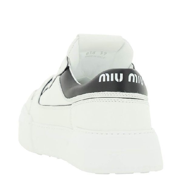 (W) Miu Miu Leather Sneakers White Black 착용 스타일 - 2