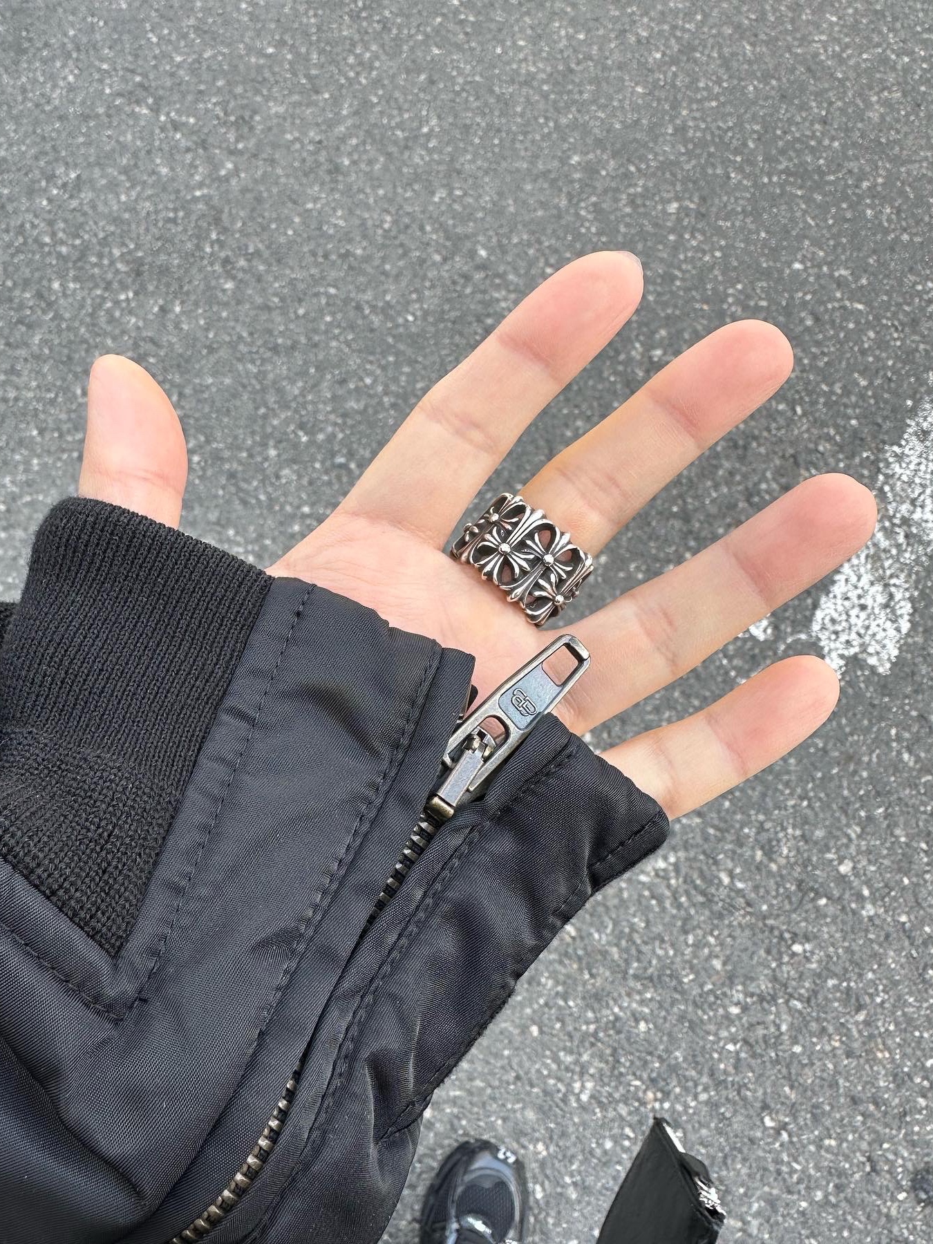Balenciaga Runner Sneakers Black, Balenciaga Rhinestones Crocodile Embossed Le Cagole XS Shoulder Bag Black 착용 스타일 - 3