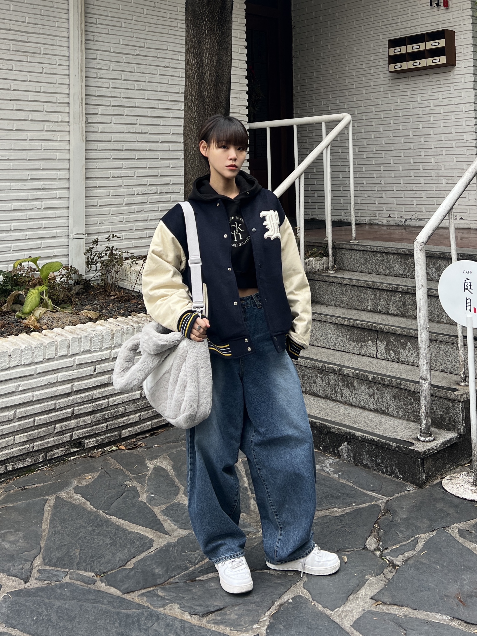 Nike NSW Faux Fur Tote Bag Light Iron Ore 착용 스타일 - 1