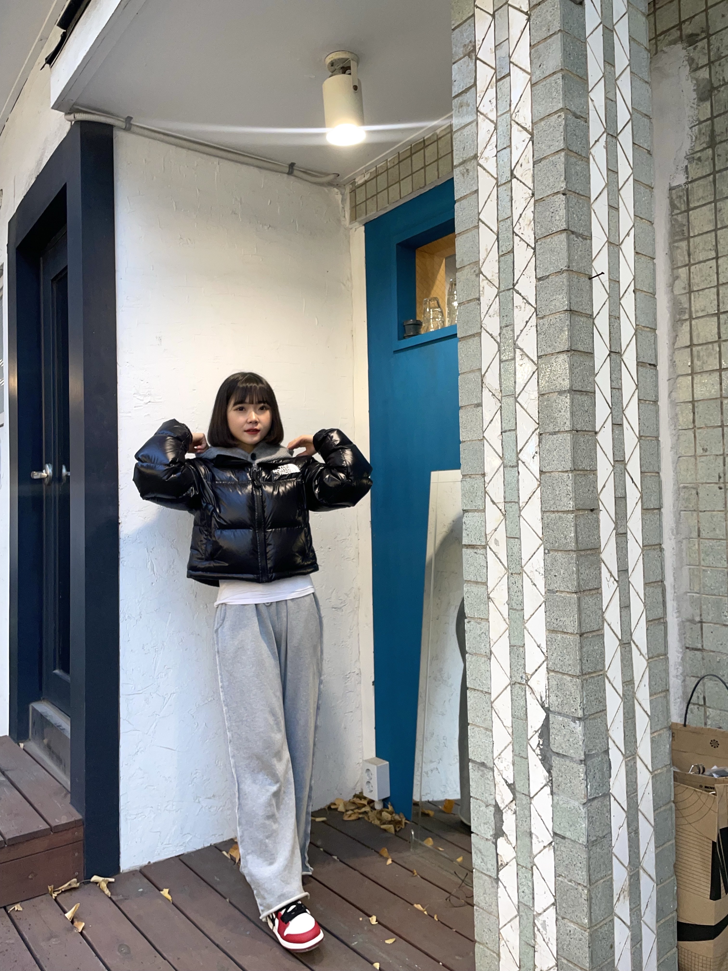 (W) The North Face Nuptse Short Jacket TNF Black, (PS) Jordan 1 Retro High OG Chicago 2022 착용 스타일 - 3