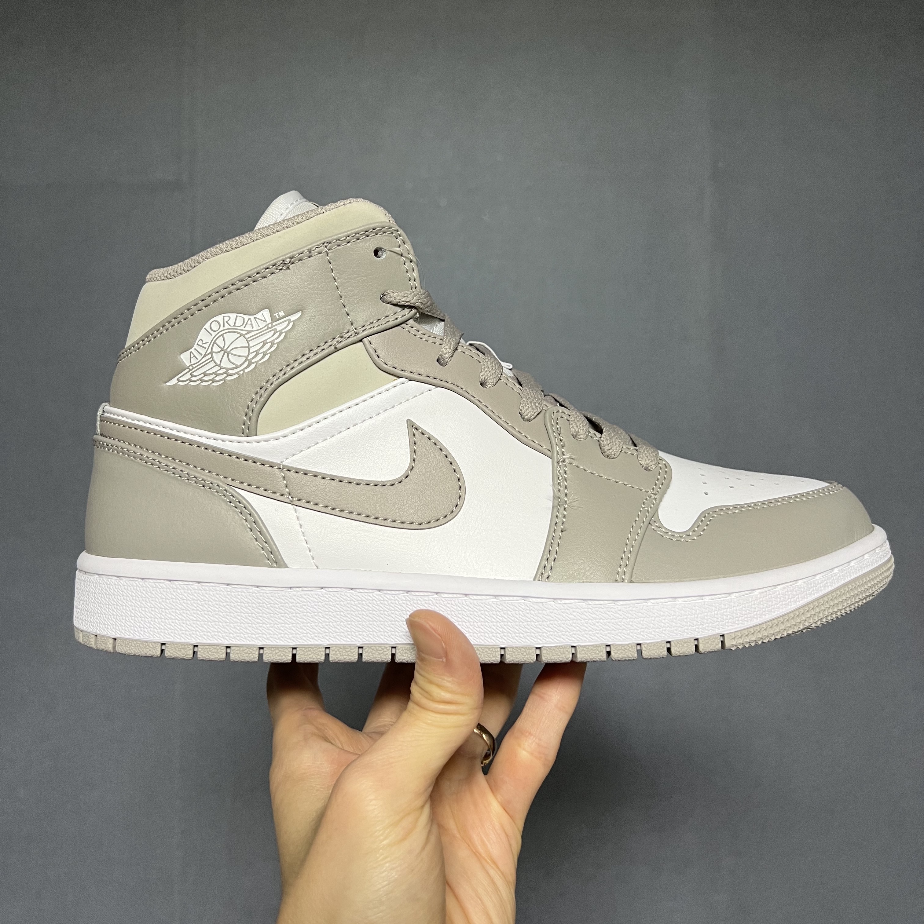 Jordan 1 Mid College Grey 착용 스타일 - 3