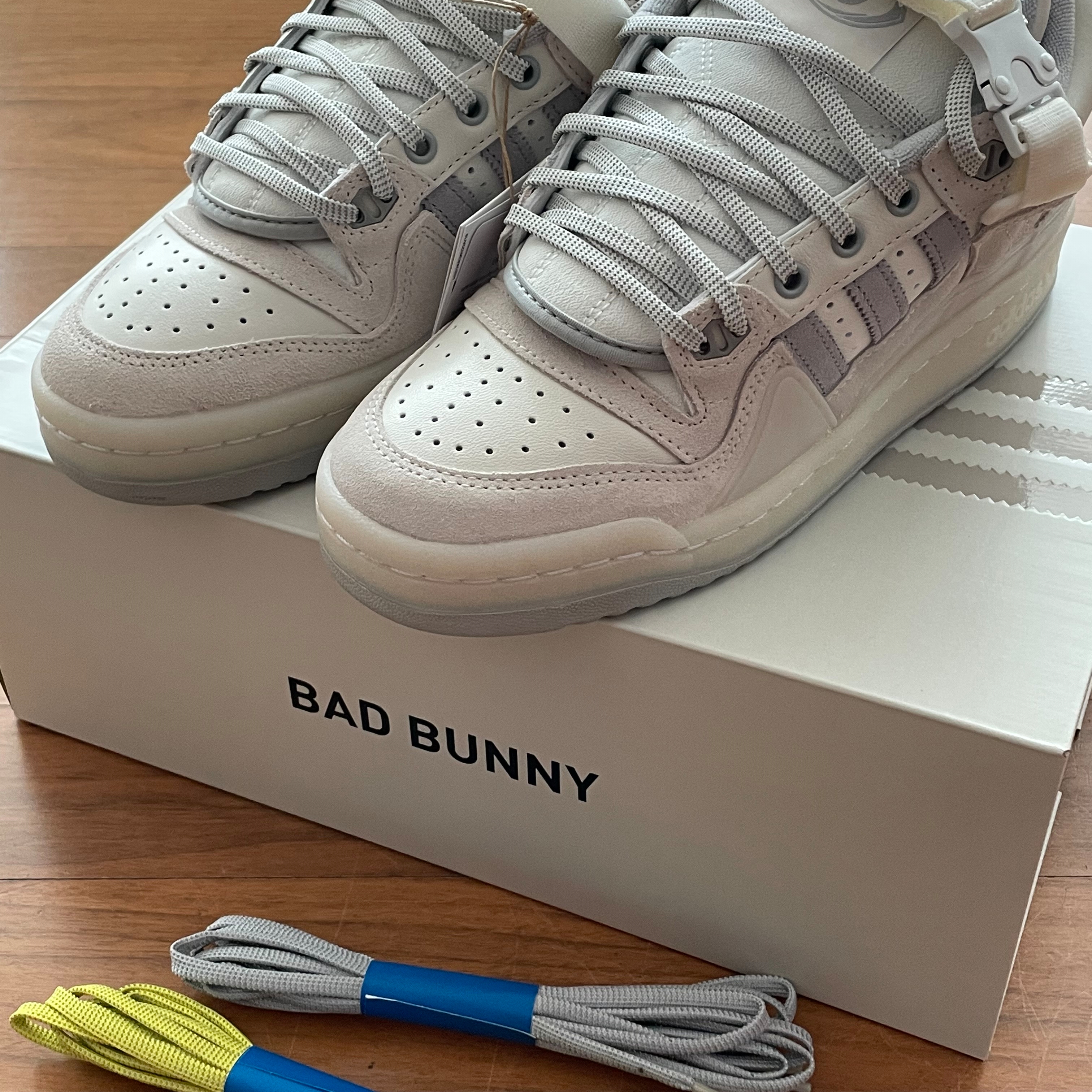 Adidas x Bad Bunny Forum Low Cloud White Clear Onix 착용 스타일 - 1