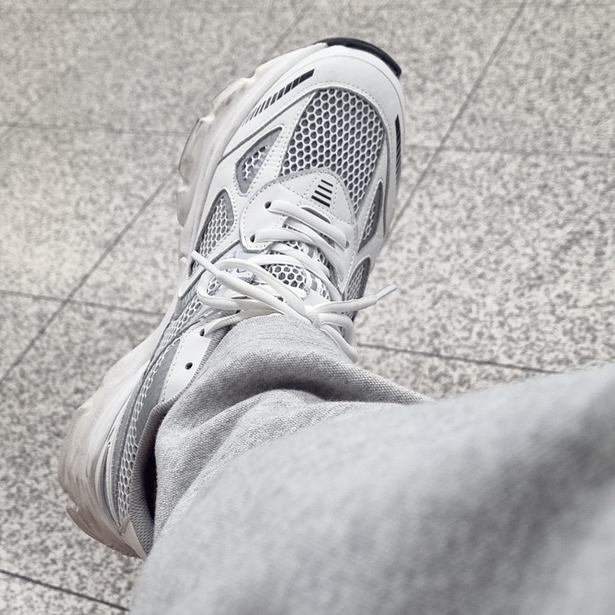 Axel Arigato Marathon Runner White Silver 착용 스타일