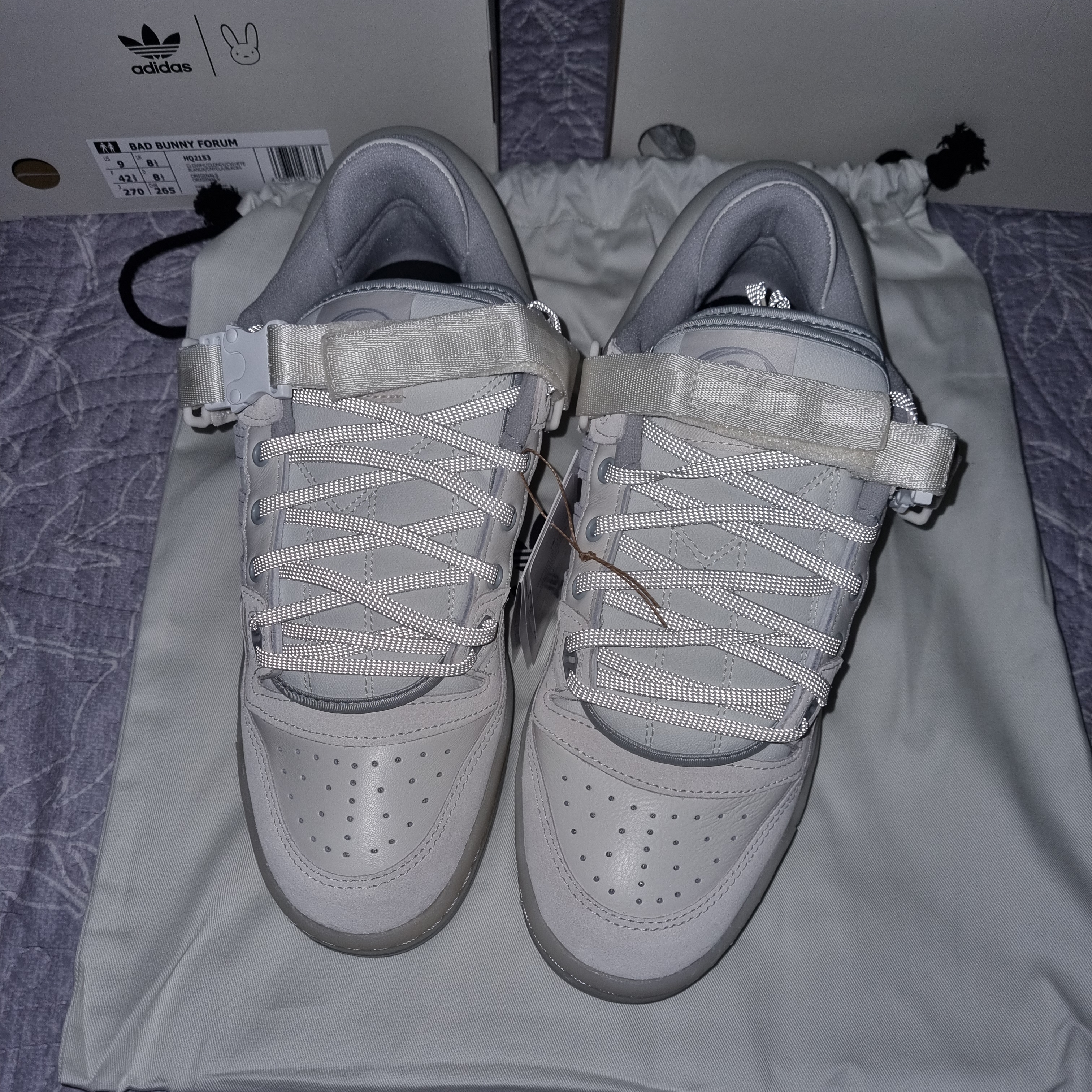 Adidas x Bad Bunny Forum Low Cloud White Clear Onix 착용 스타일 - 3