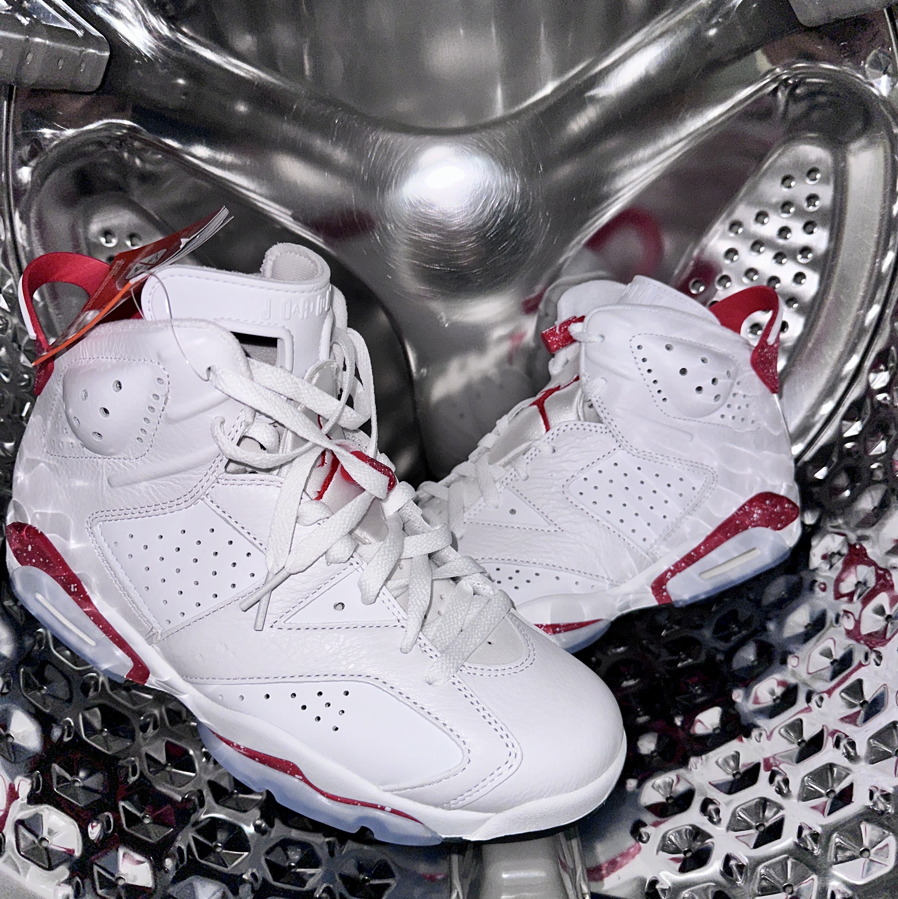 Jordan 6 Retro White and University Red 착용 스타일