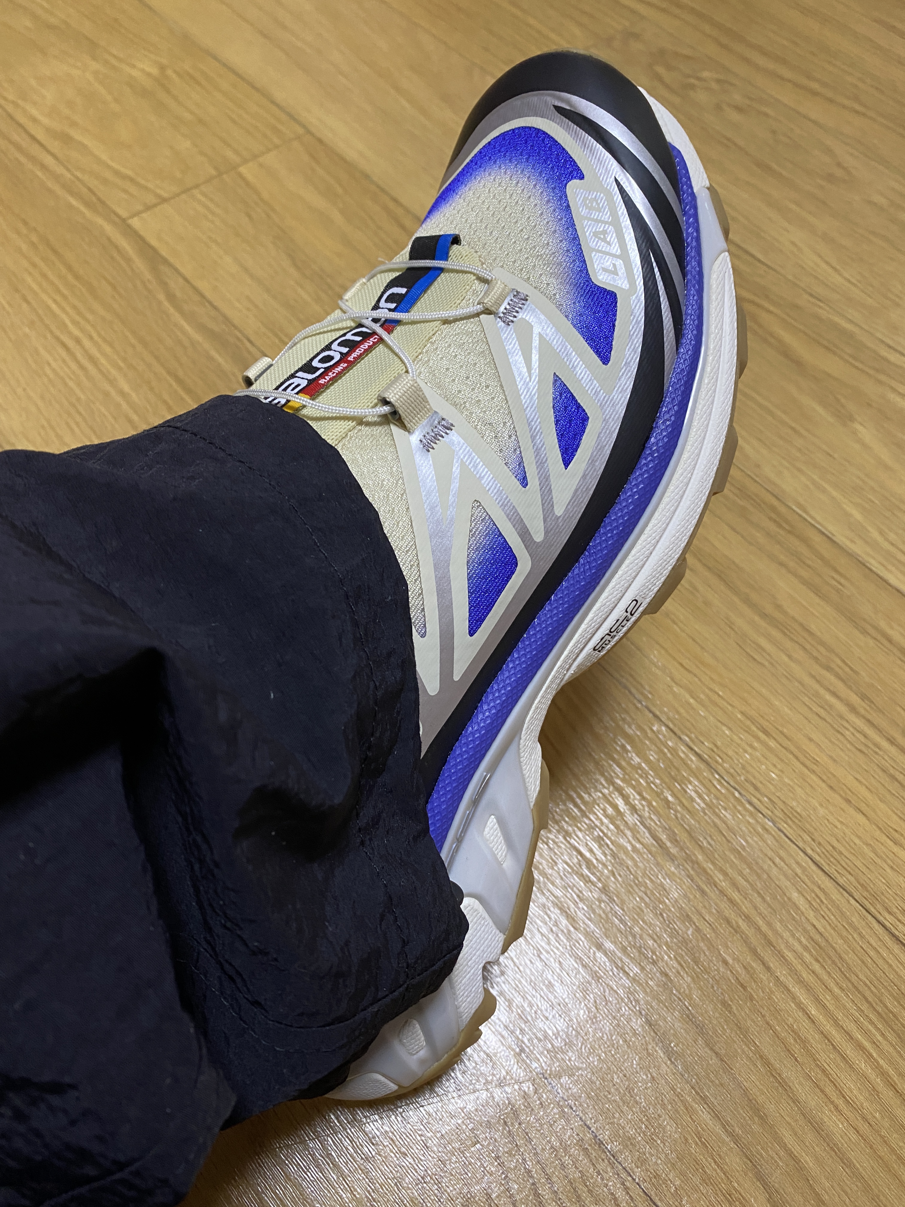 Salomon XT-6 Skyline Bleached Sand Dazzling Blue 착용 스타일