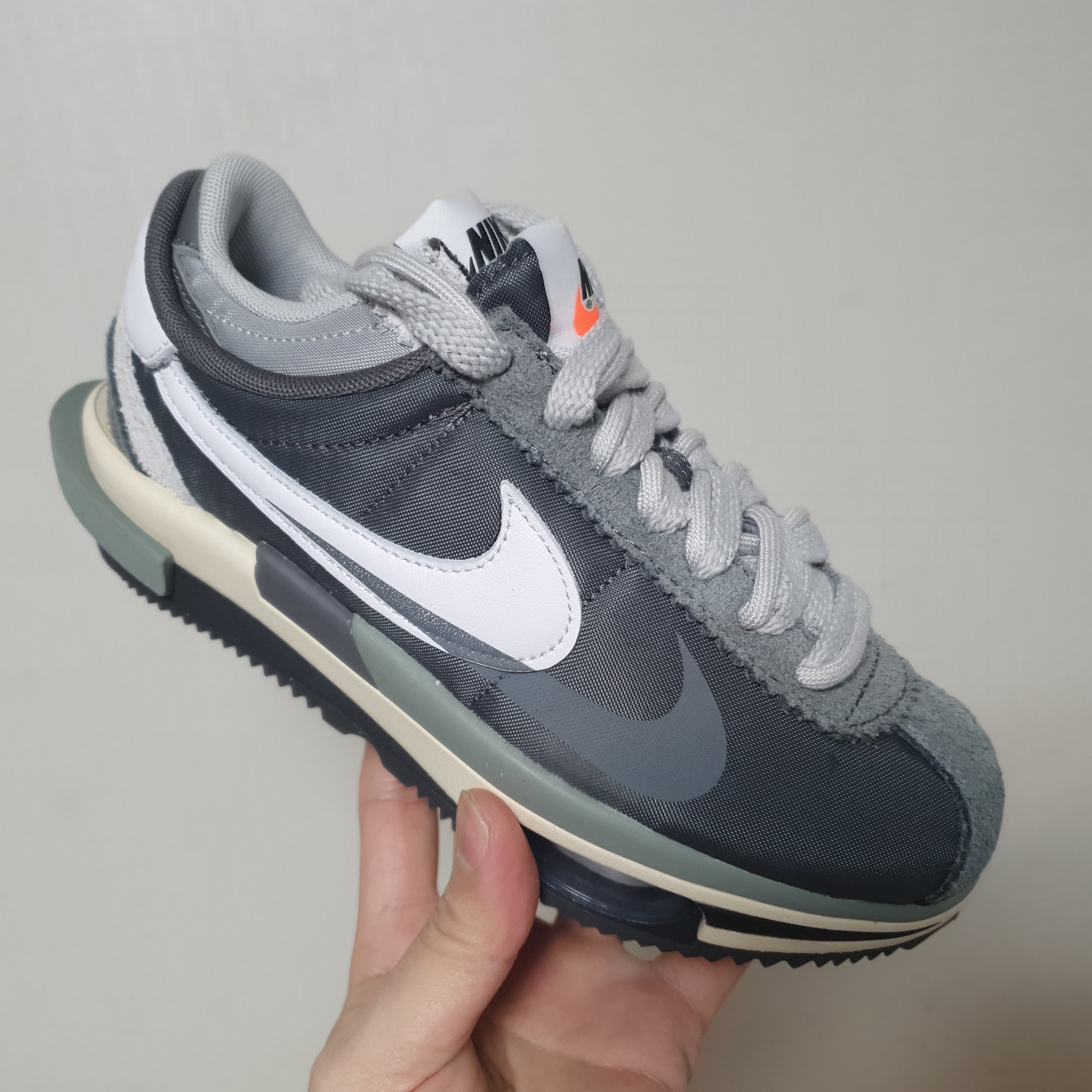 Nike x Sacai Zoom Cortez SP Iron Grey 착용 스타일 - 3