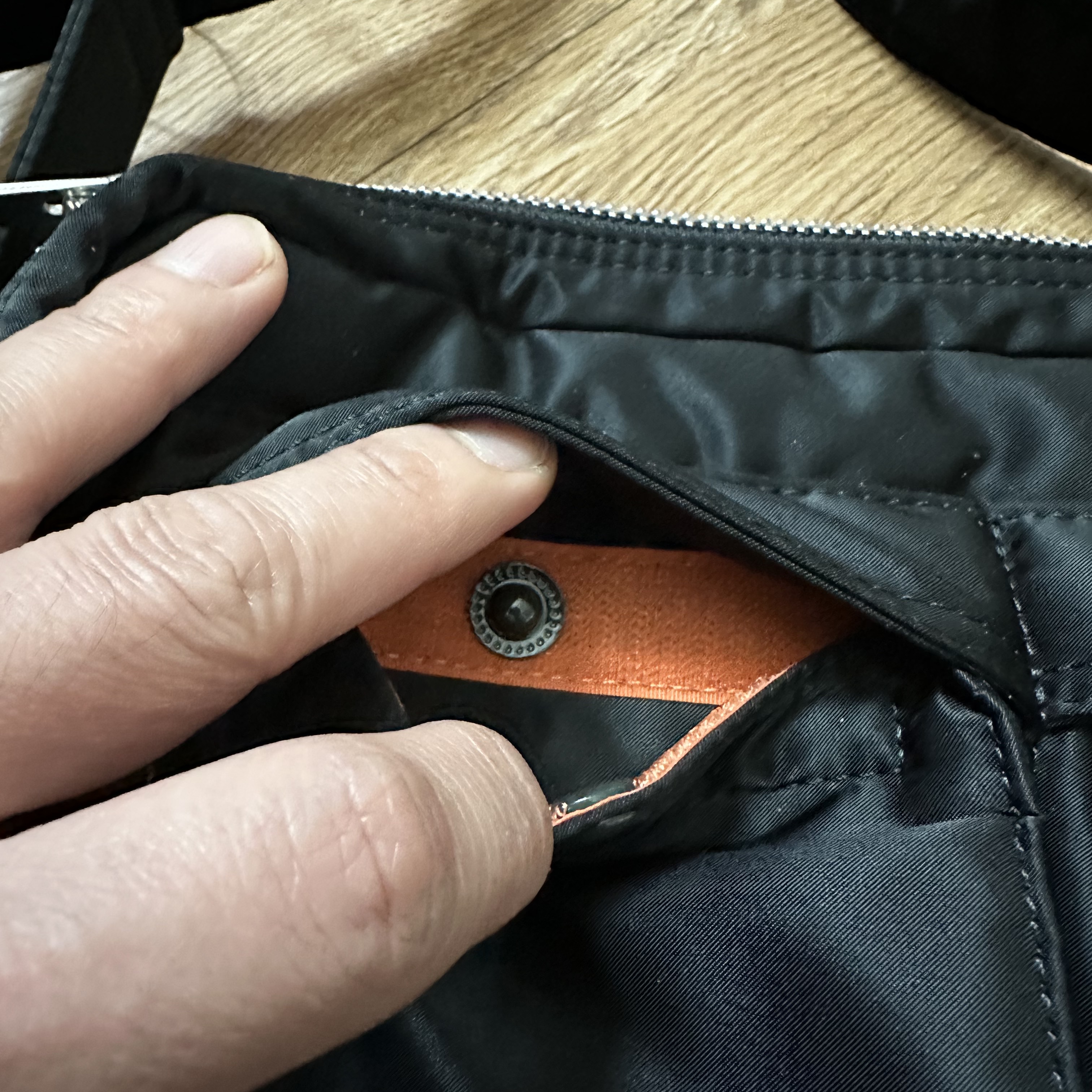 Porter Tanker Shoulder Bag L Black 착용 스타일 - 2