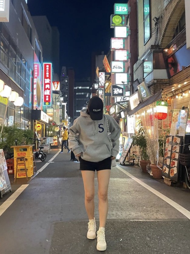 (W) Celine Baseball Cap in Cotton Black 착용 스타일