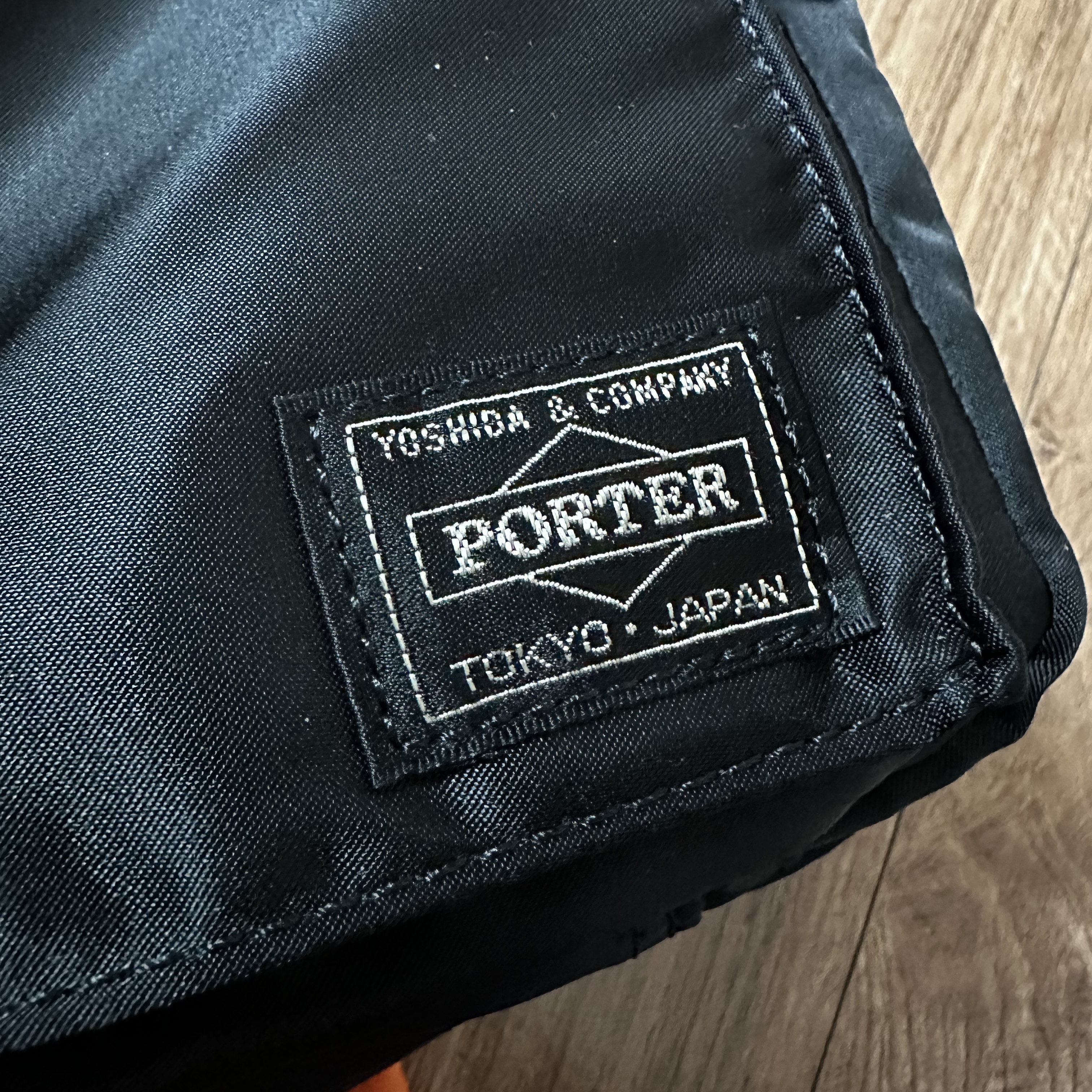 Porter Tanker Shoulder Bag L Black 착용 스타일 - 3