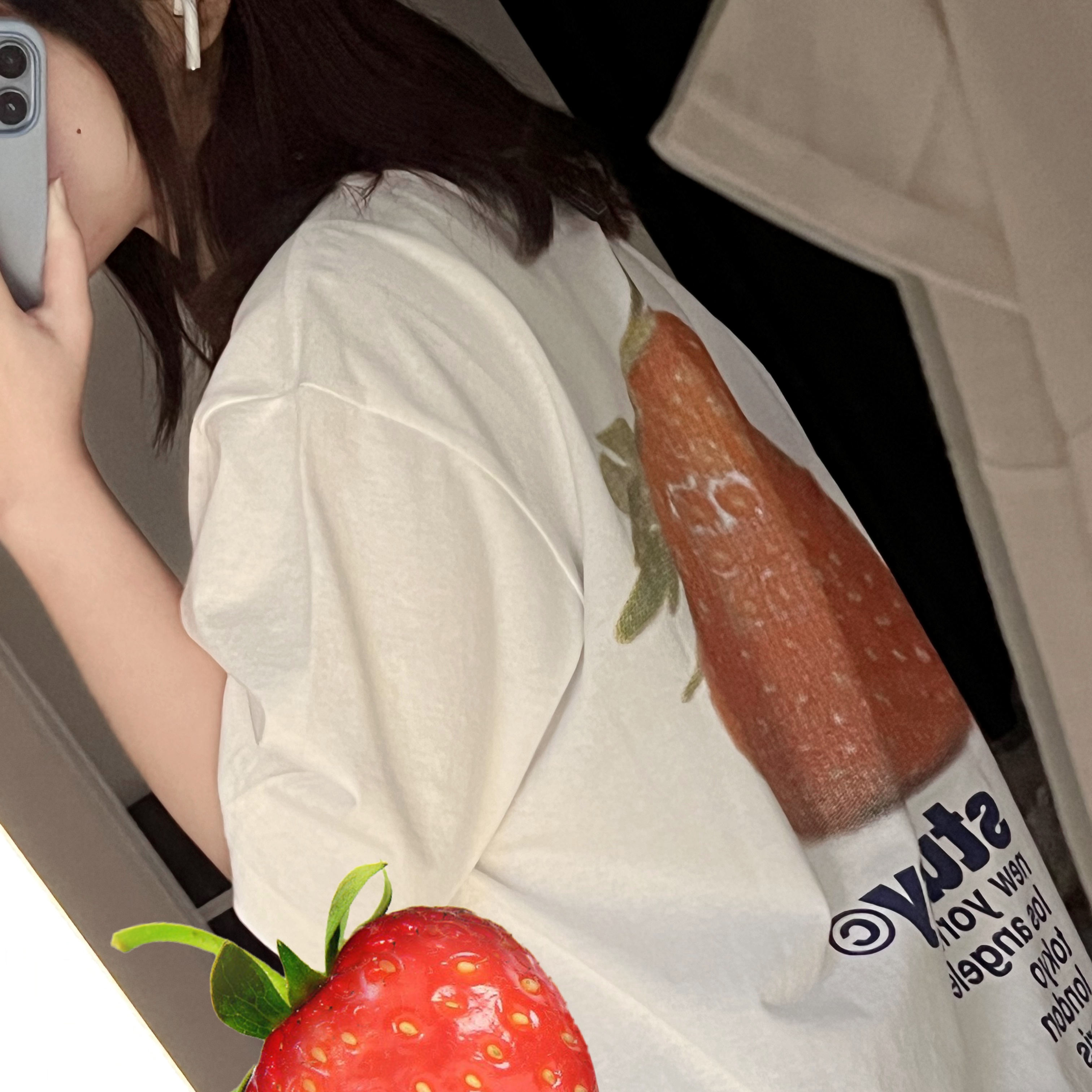 Stussy Strawberry T-Shirt White 착용 스타일 - 2