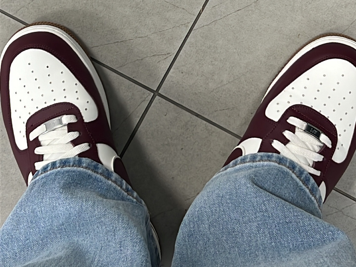 Nike Air Force 1 '07 LV8 Night Maroon 착용 스타일 - 2