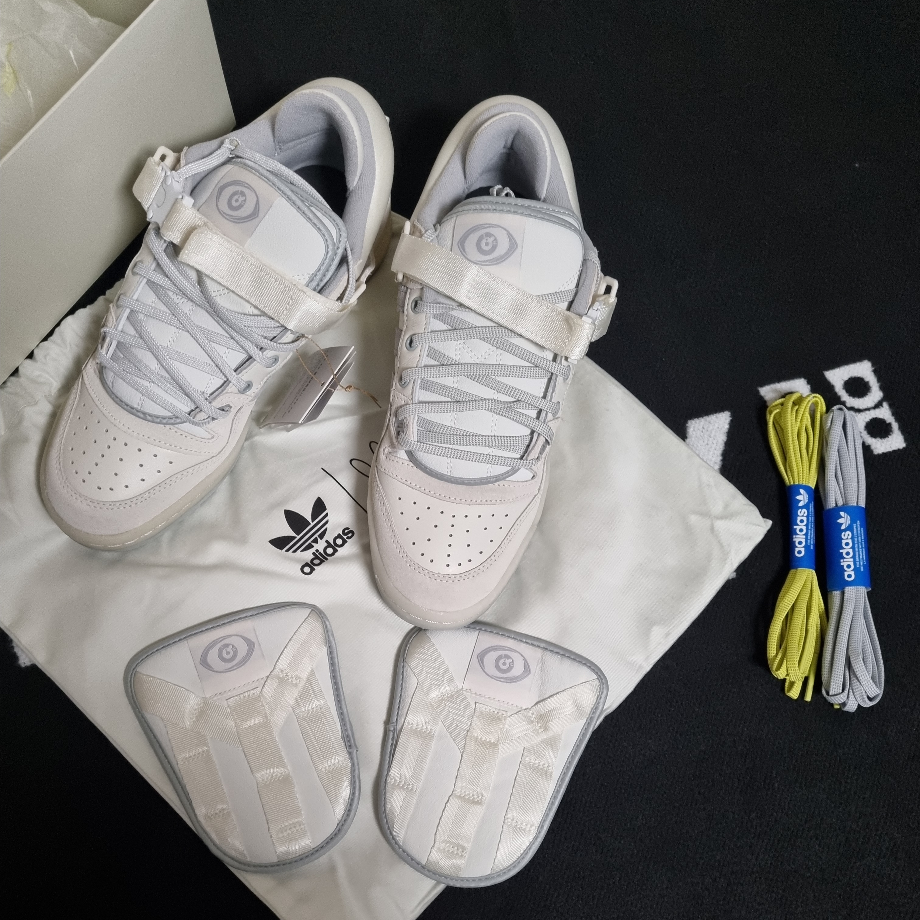 Adidas x Bad Bunny Forum Low Cloud White Clear Onix 착용 스타일 - 2
