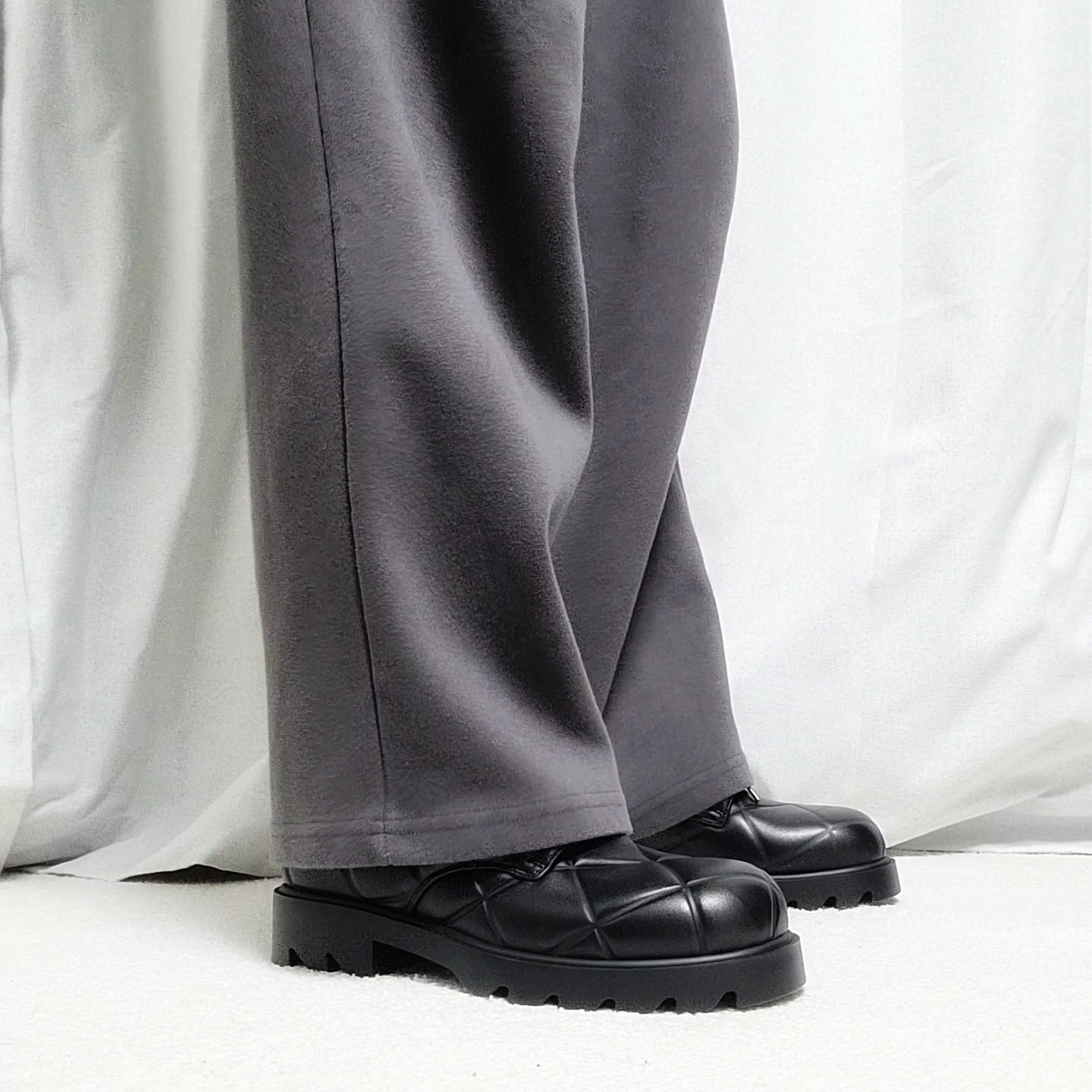 Bottega Veneta Padded Leather Strut Grid Lace-Up Shoes Black 착용 스타일