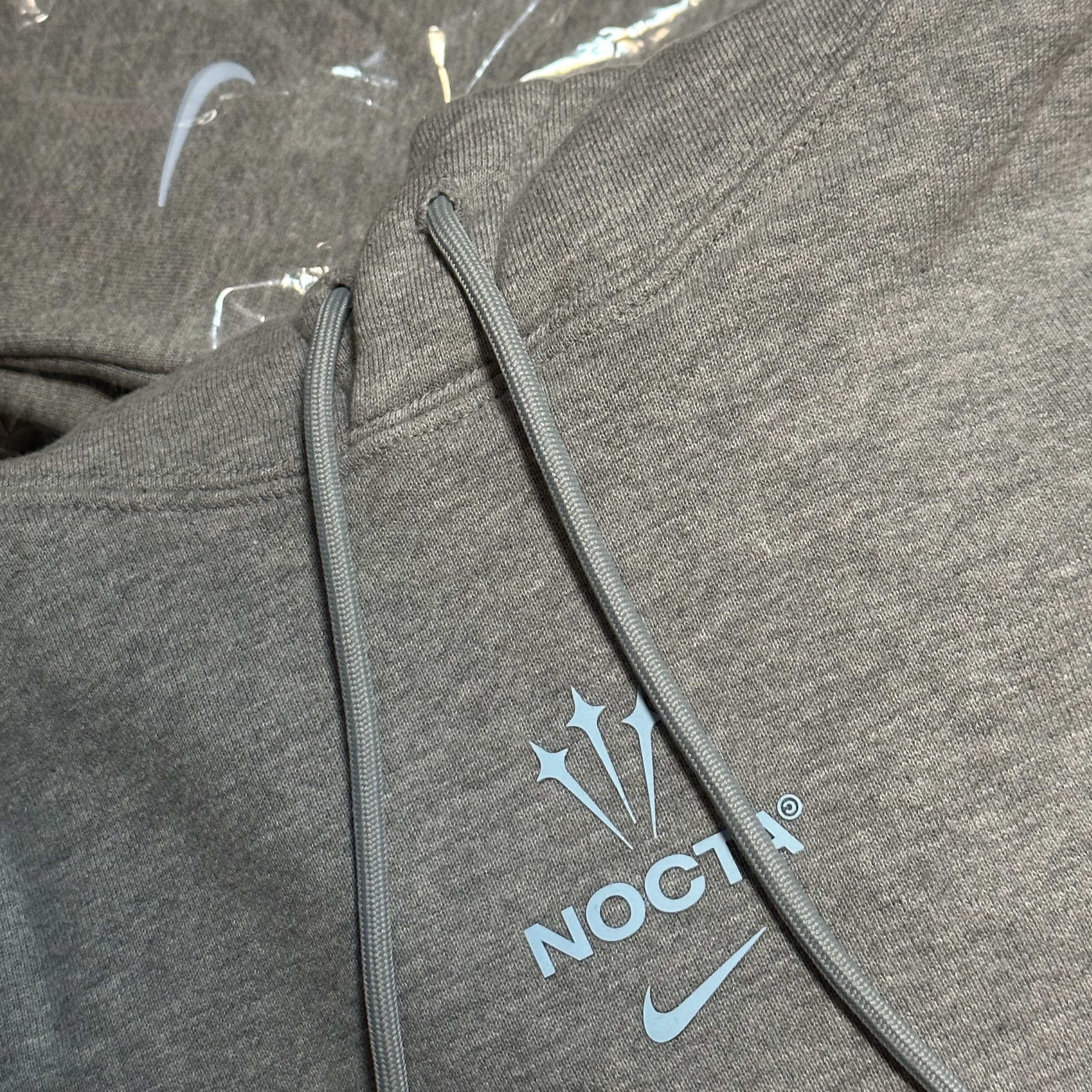Nike x Drake Nocta NRG Fleece Hoodie Dark Grey Heather (DX2837-063), Nike x Drake Nocta NRG Fleece Sweatpants Dark Grey Heather 착용 스타일