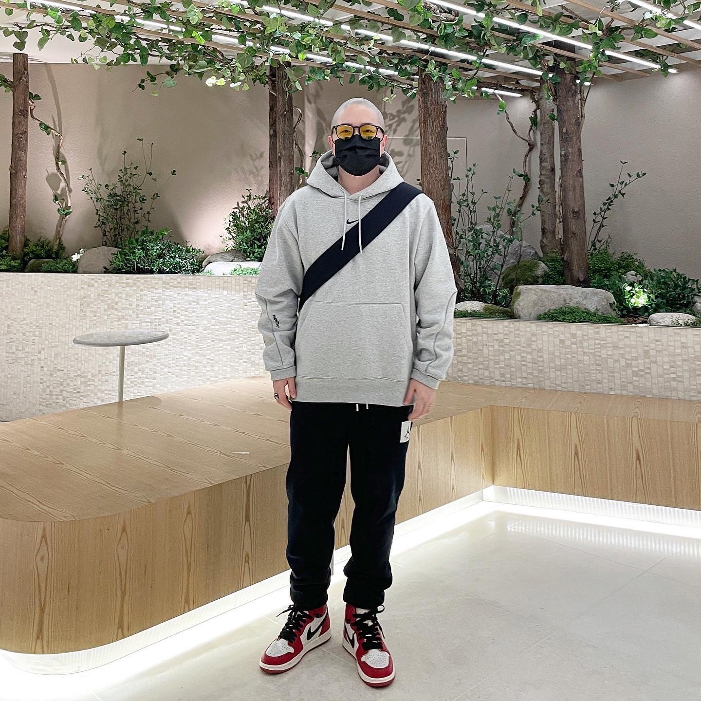 Jordan 1 Retro High OG Chicago 2022, Nike x Drake Nocta Cardinal Stock Essential Hoodie Grey - US/EU 착용 스타일 - 2