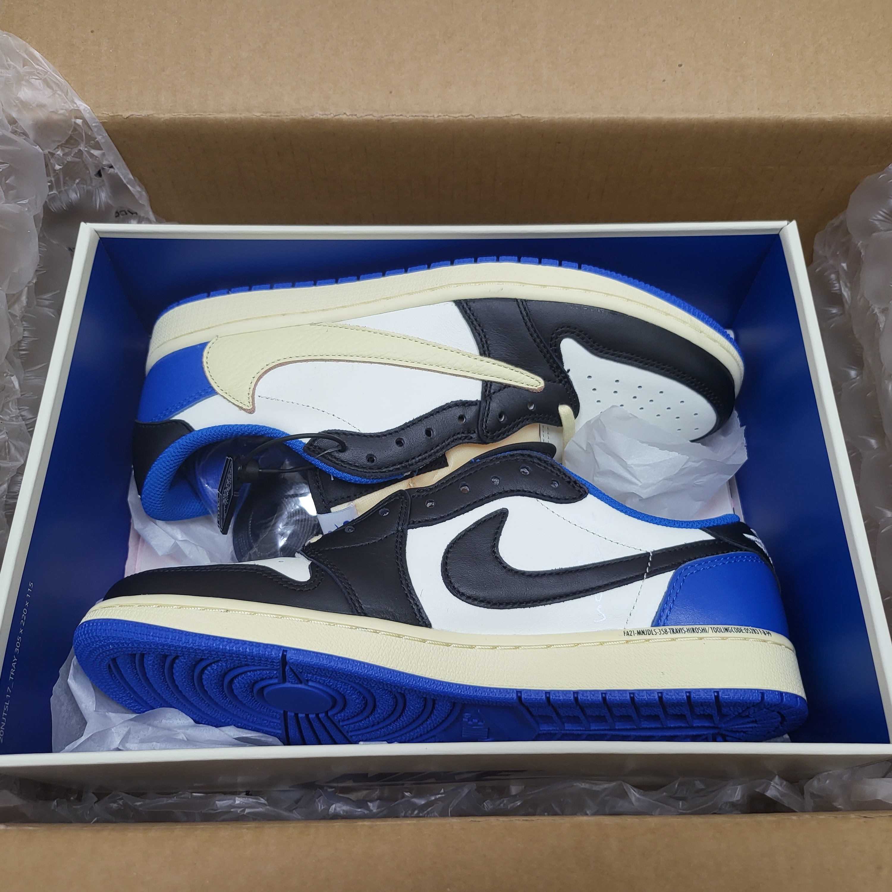 Jordan 1 x Travis Scott x Fragment Retro Low OG SP Military Blue 착용 스타일 - 2